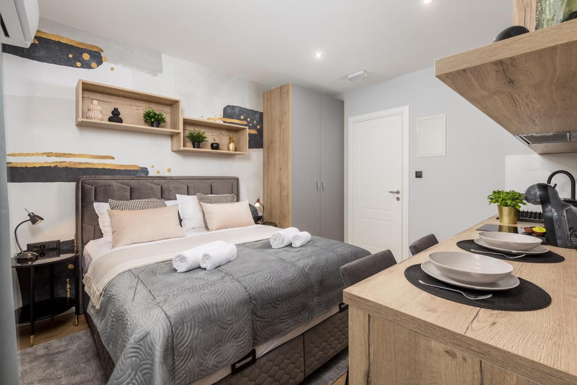 Deluxe Queen Studio 