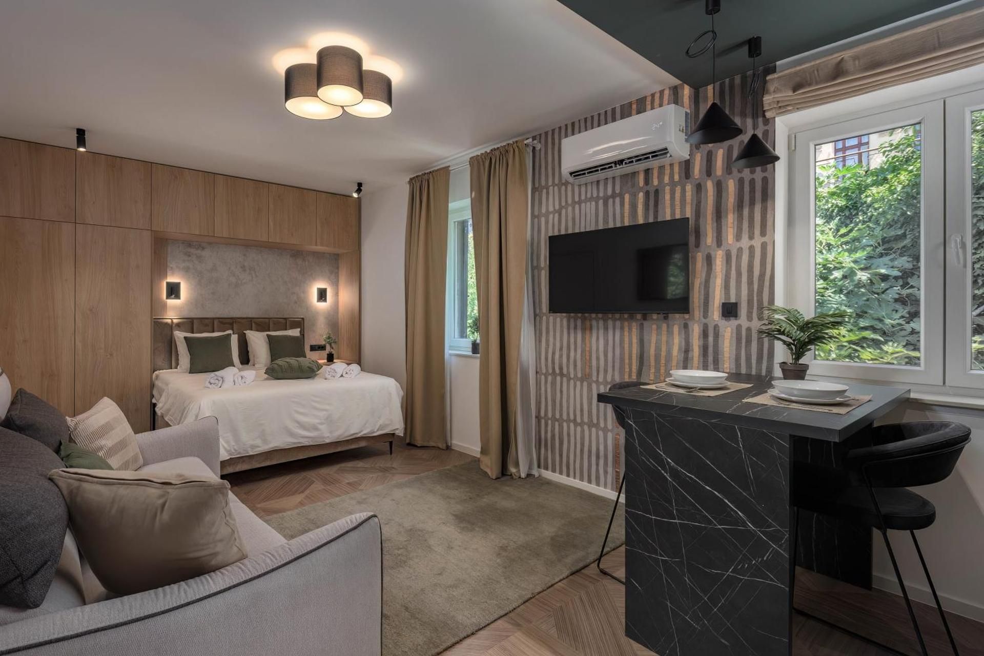 King Studio with Sofa Bed