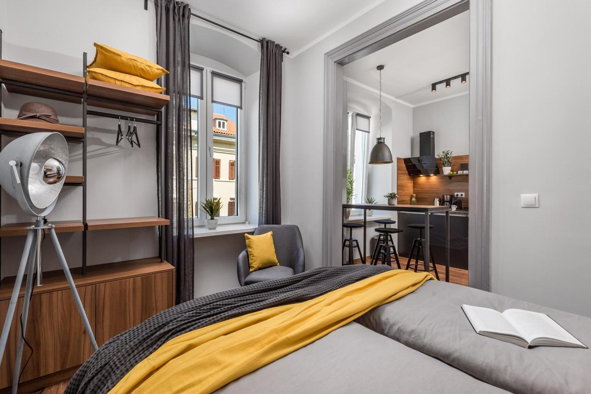Deluxe Apartment With City and Sea View