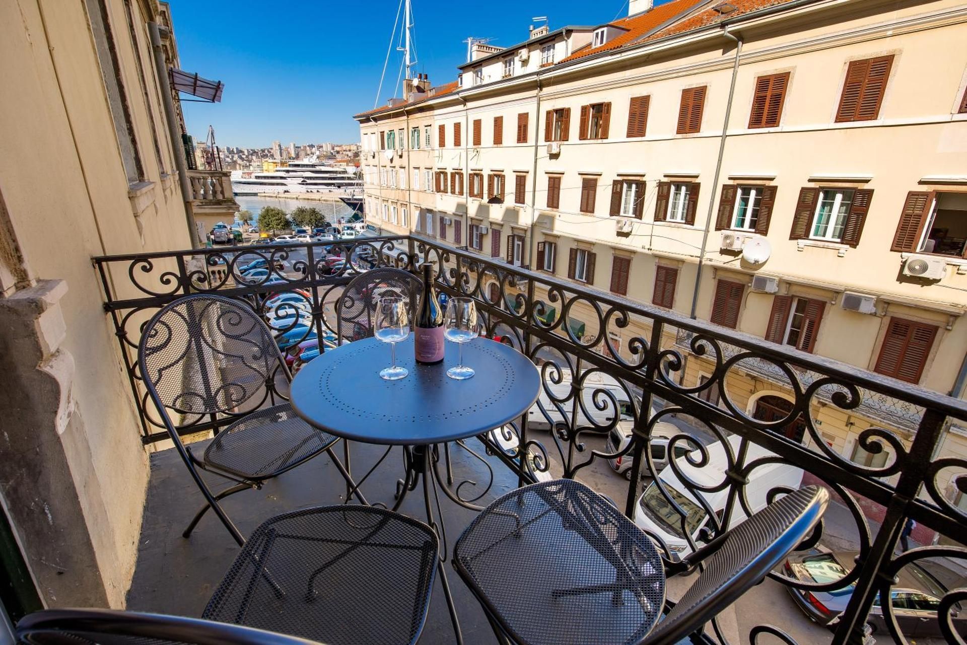 Apartment with Balcony Zagrebačka Street 19, 2. floor