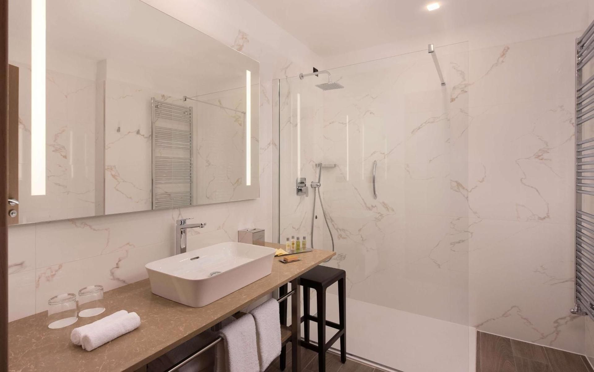 Deluxe King Family Room with Balcony and Sea View