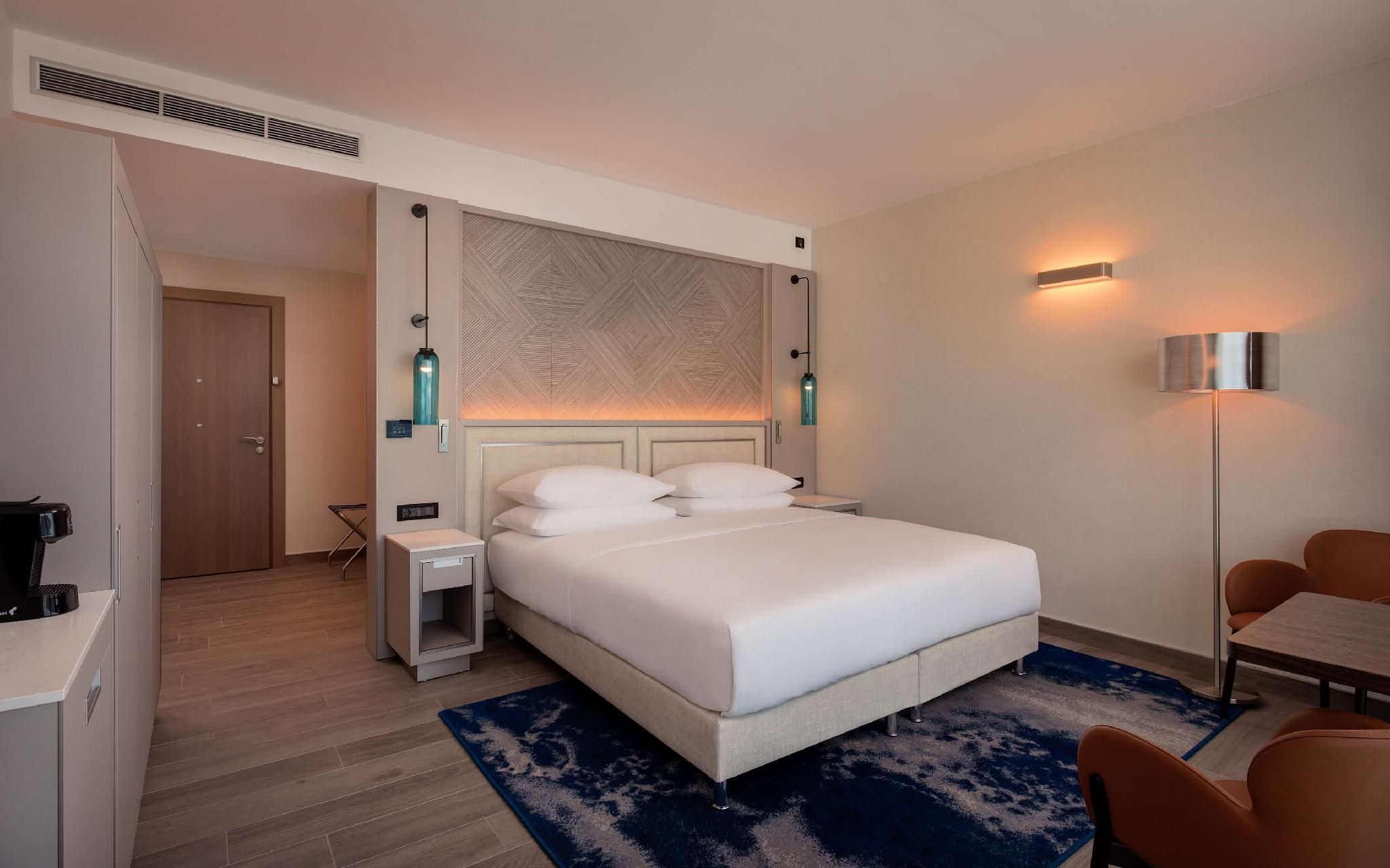 King Deluxe Room with Balcony and Sea View