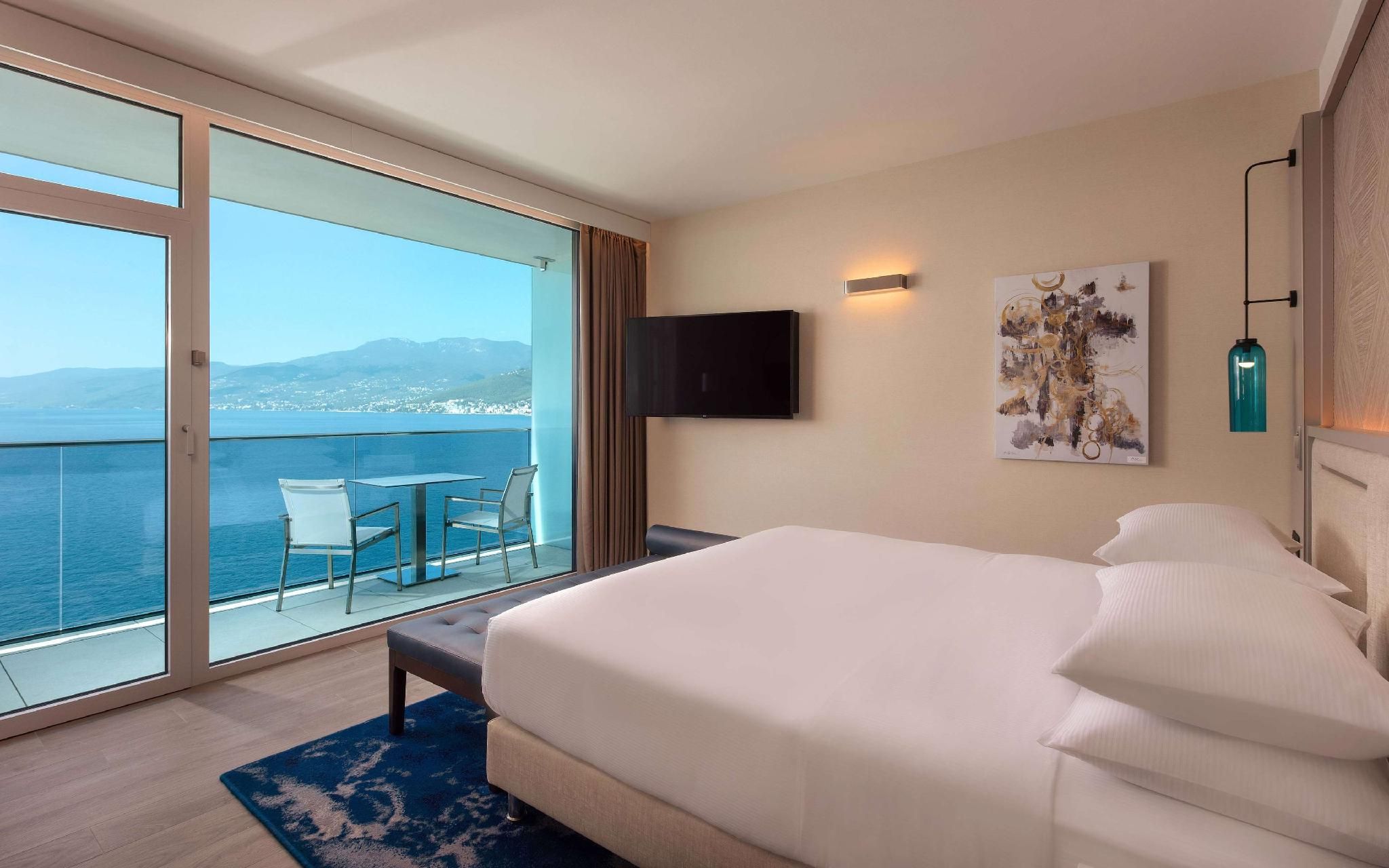 King Guest Room with Balcony and Sea View