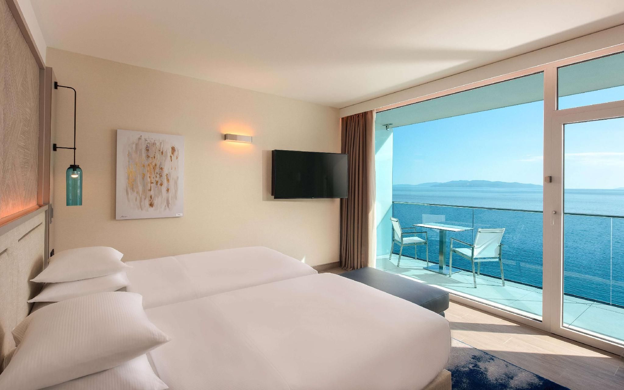 Twin Deluxe Room with Balcony and Sea View