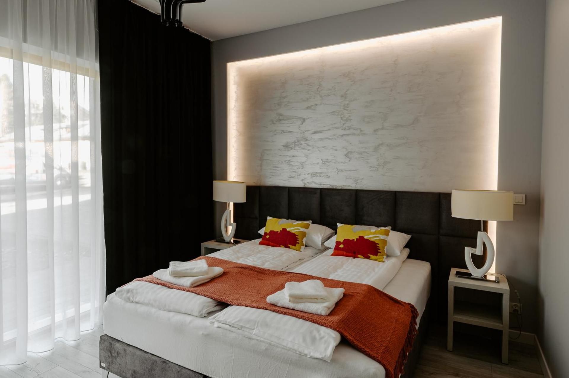 Deluxe Double or Twin Room - no kitchen - outside public parking lot