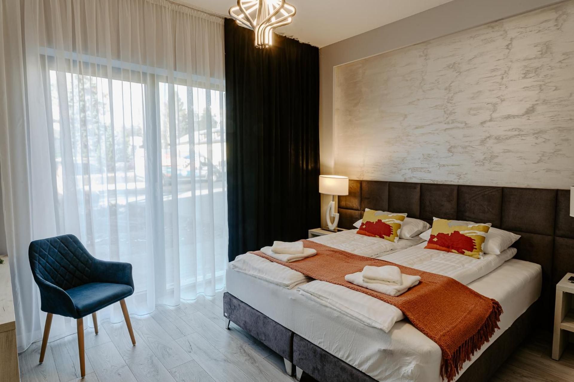 Deluxe Double or Twin Room - no kitchen - outside public parking lot