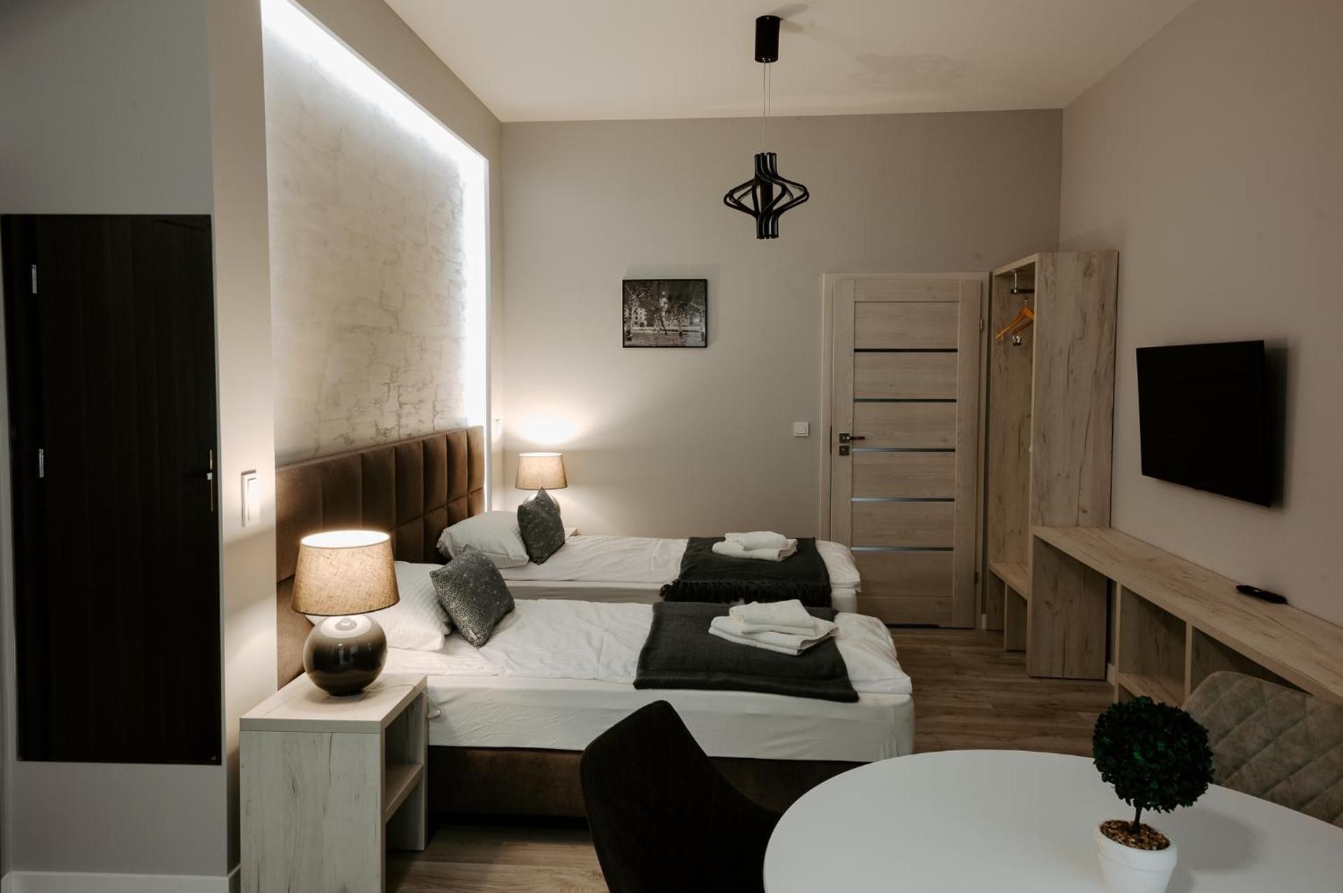 Triple Room with Bathroom - no kitchen - outside public parking lot