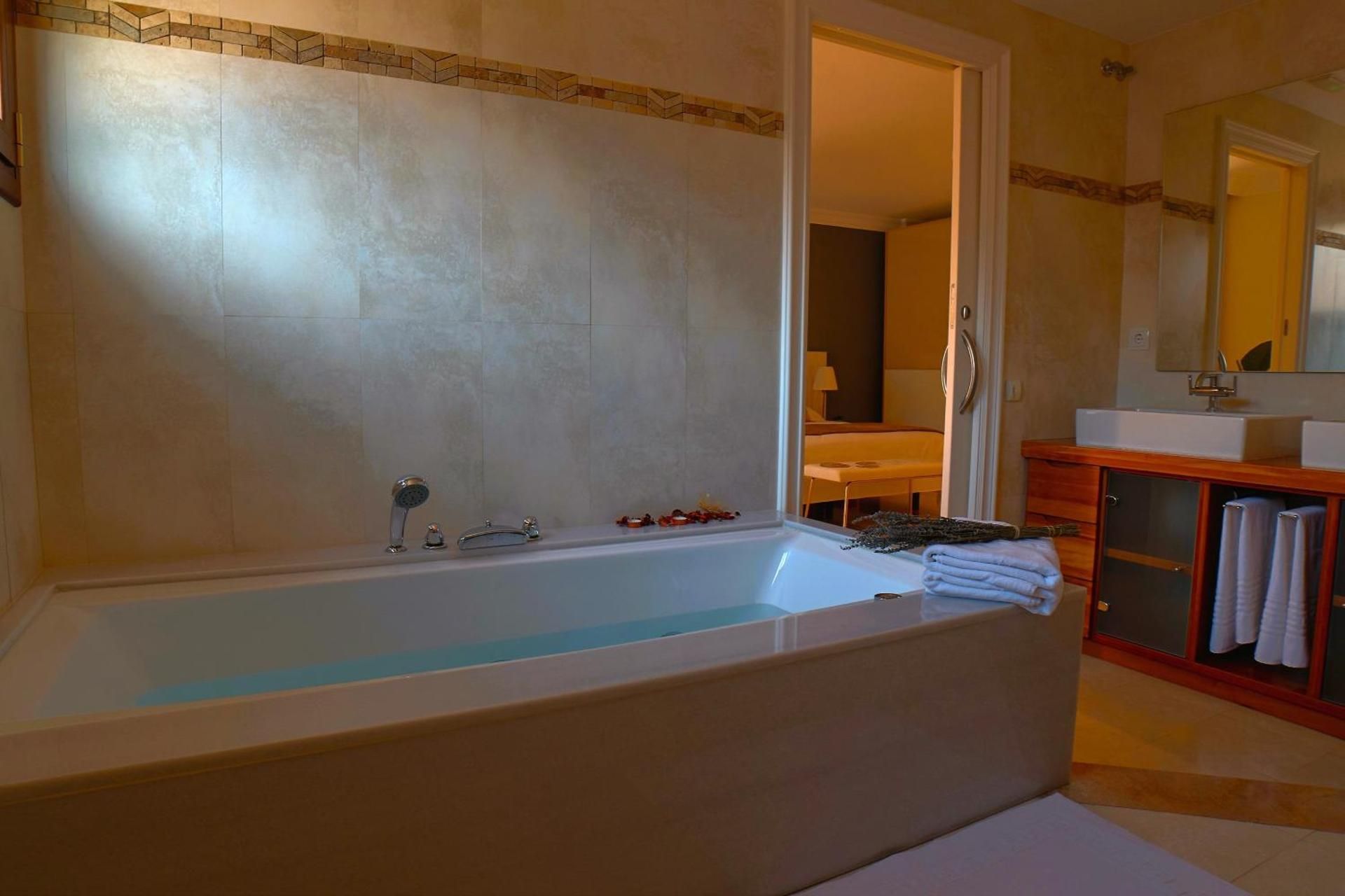 Queen Room with Spa Bath