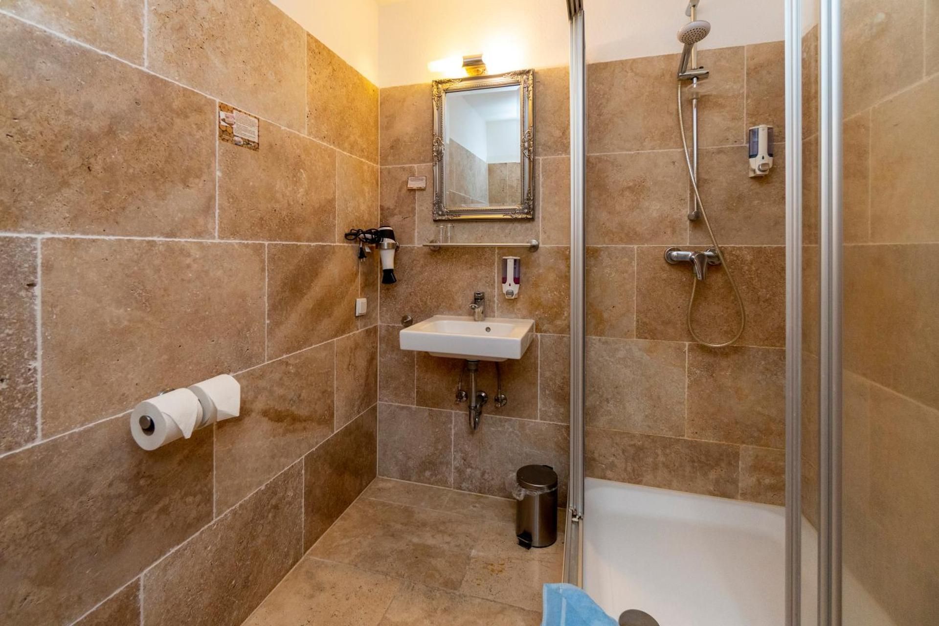 Double or Twin Room with Shower
