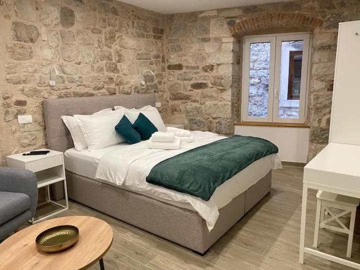 Cloe Apartment
