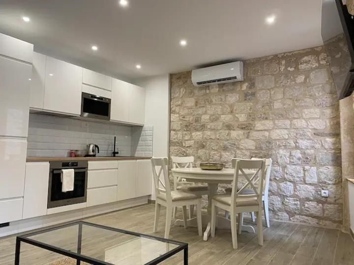 Cloe Apartment