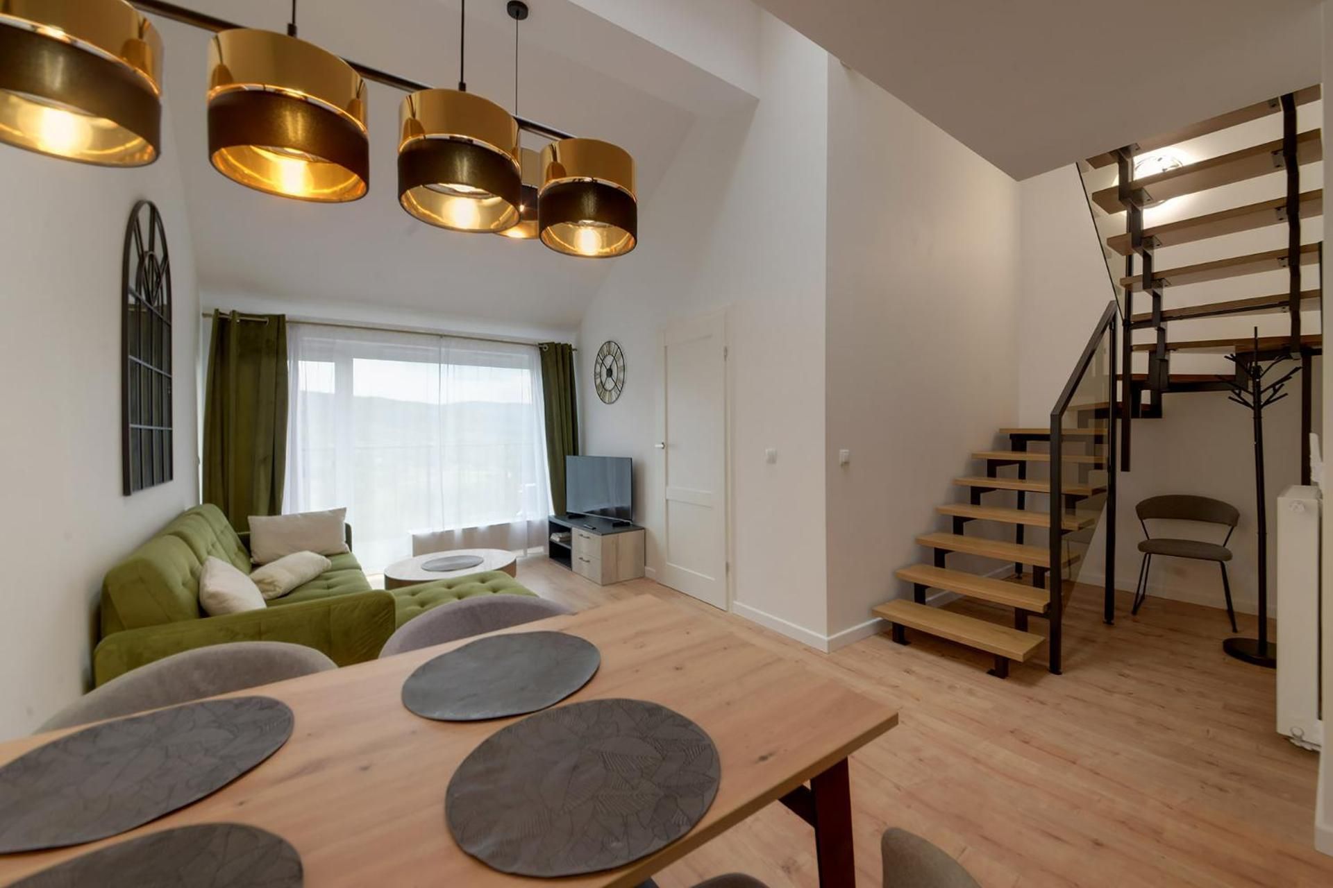 Apartment with Mountain View