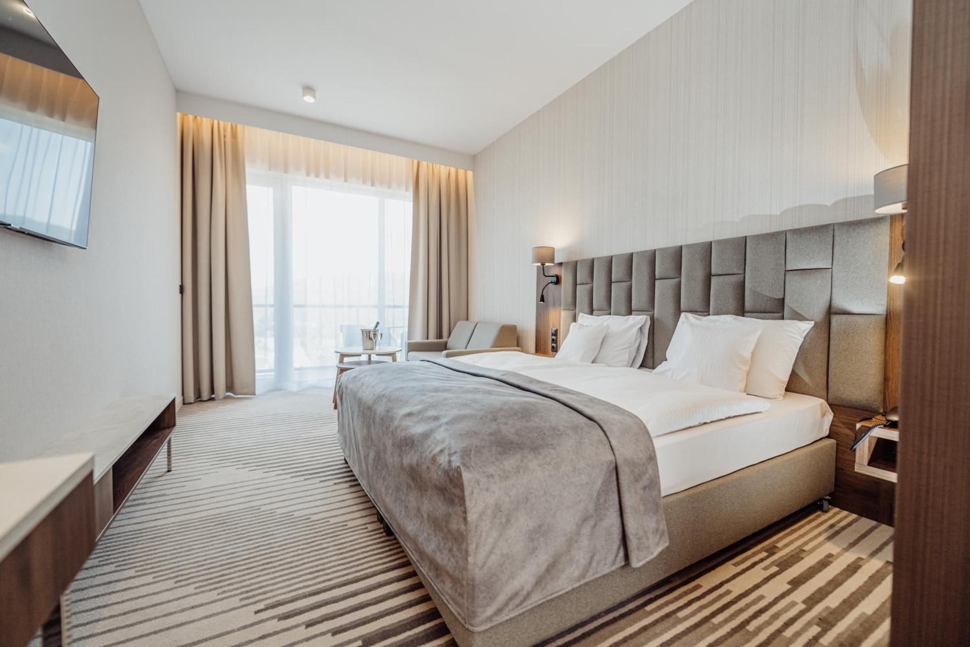 Deluxe Double Room with balcony and air conditioning