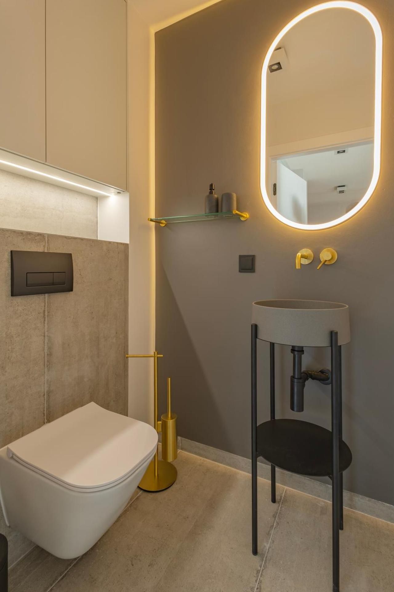 Deluxe One-Bedroom Apartment
