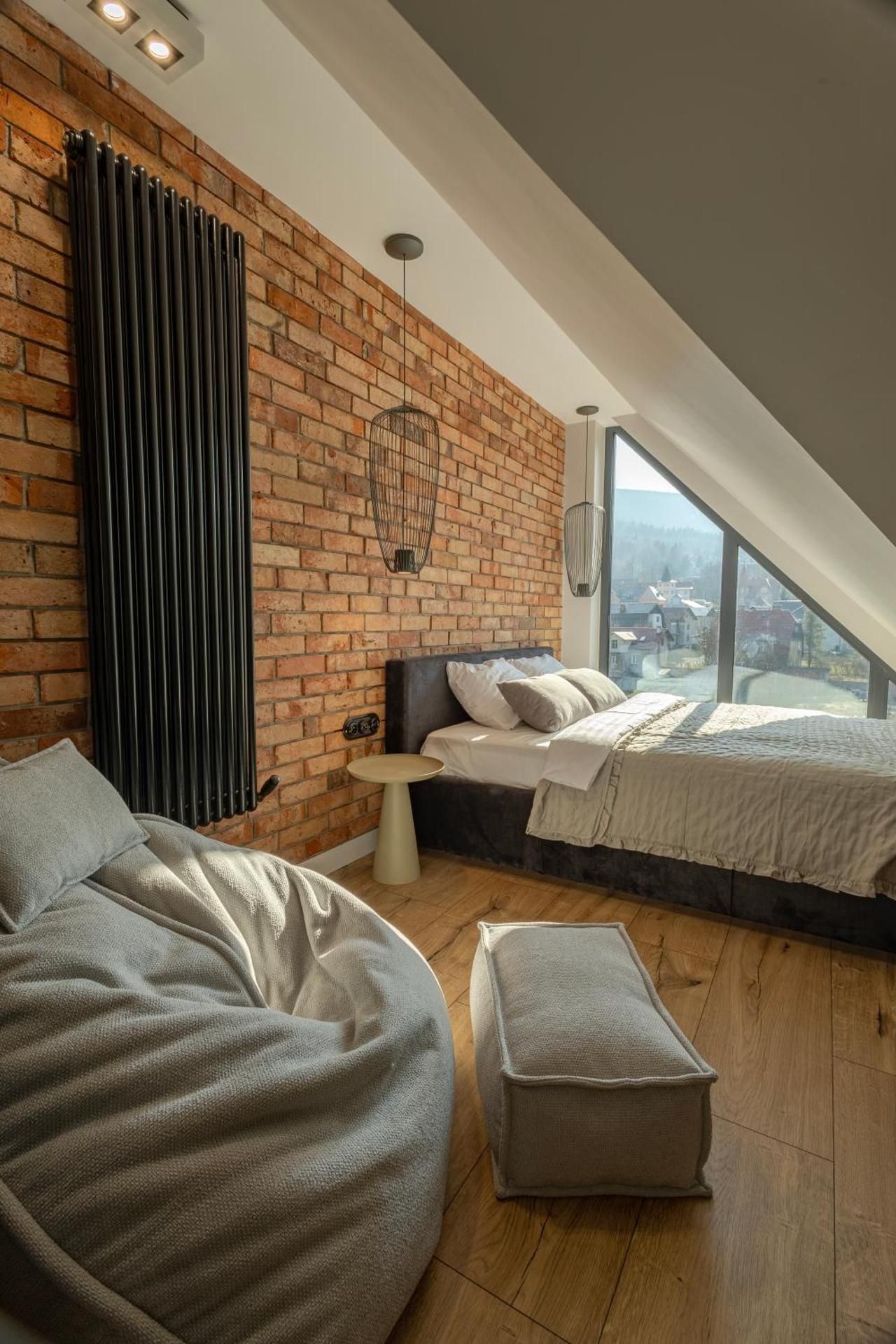 Deluxe One-Bedroom Apartment