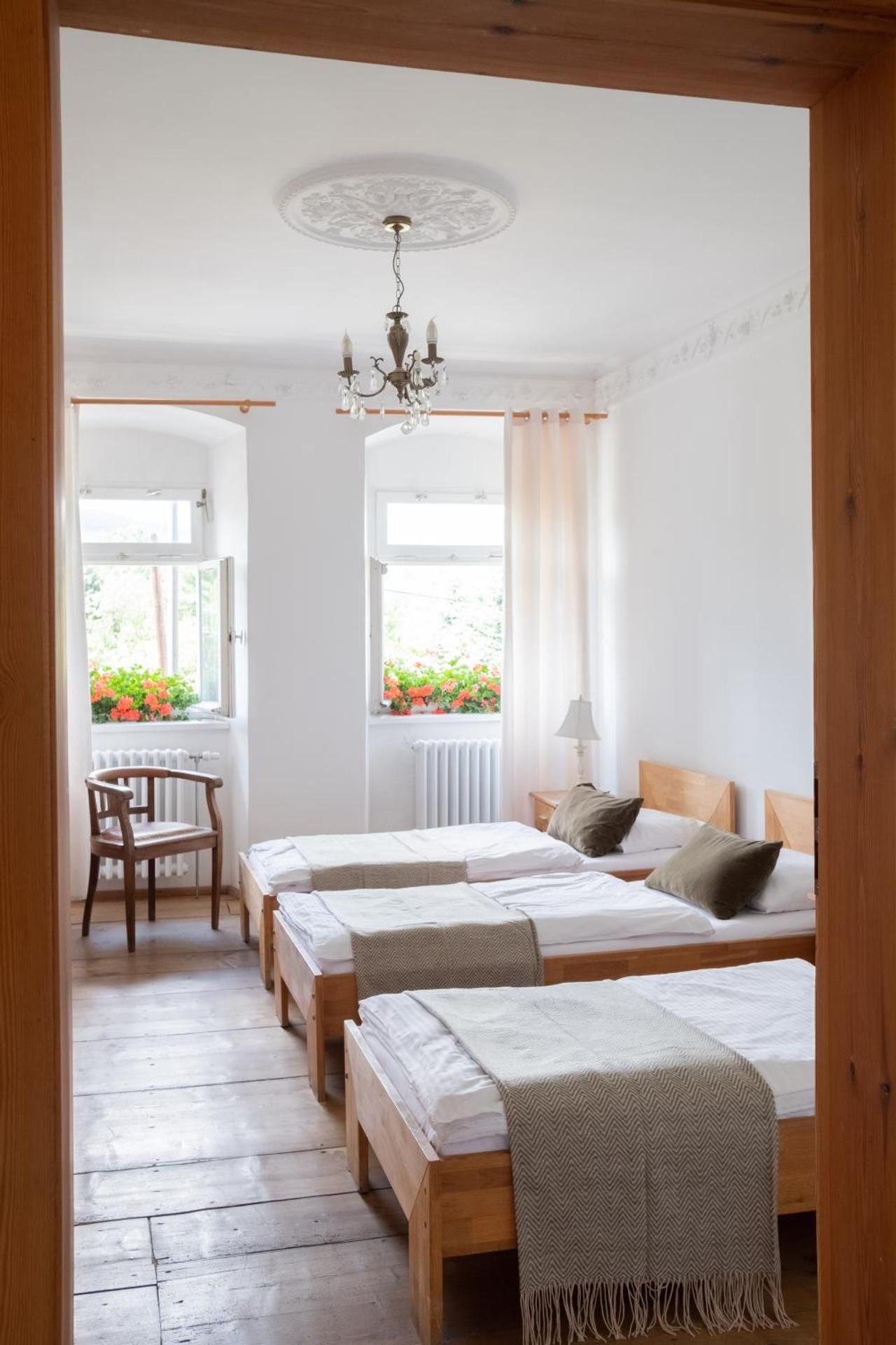 Two-Bedroom Apartment (7 Adults) with Mountain view