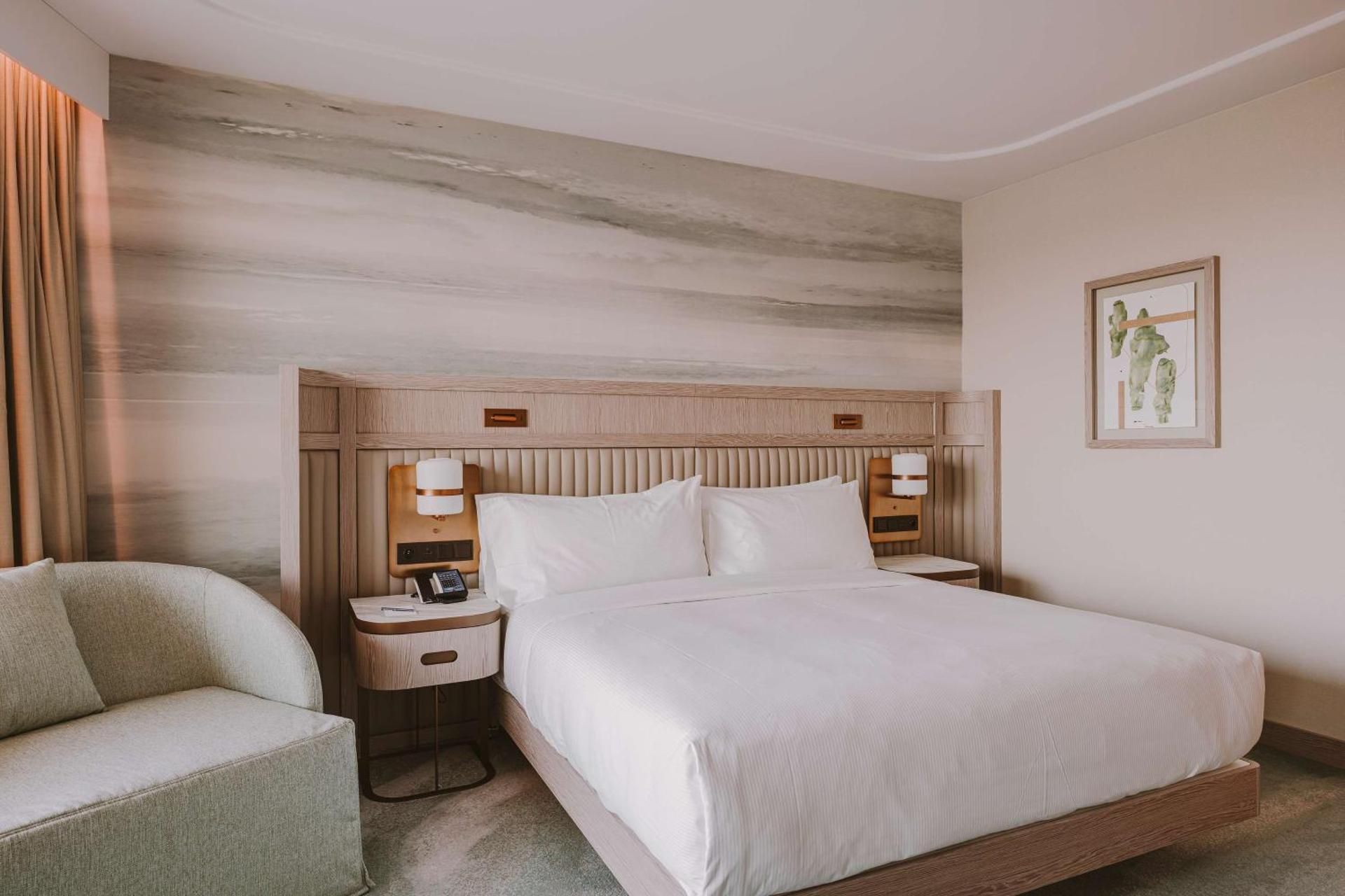 KING ONE BEDROOM SIDE SEA VIEW SUITE