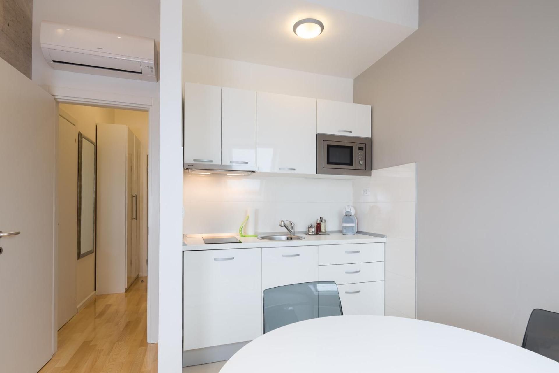 Laura Lux Suites Deluxe Quadruple Room 3