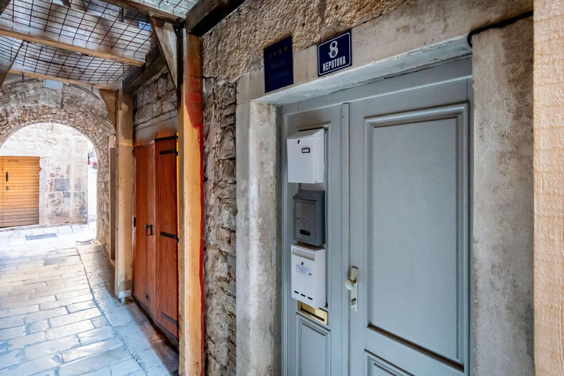 Feel like an Emperor Apartments