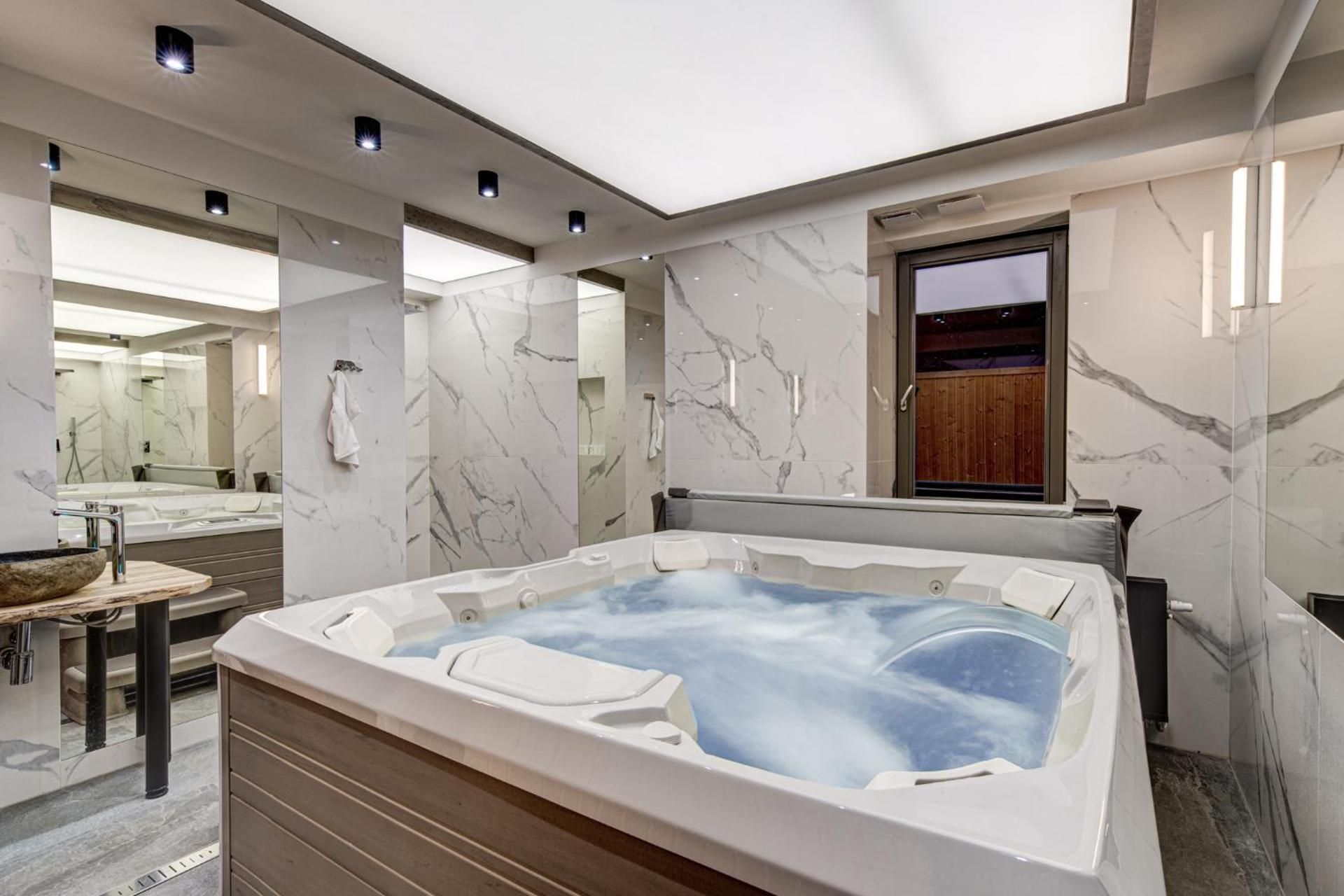 Penthouse Black Apartment with Sauna and Jacuzzi