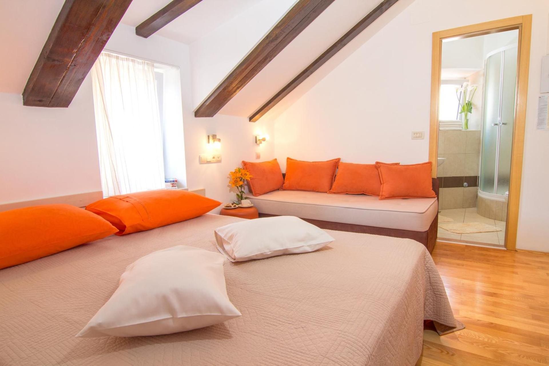 Room - Uvodića Širina, Street View