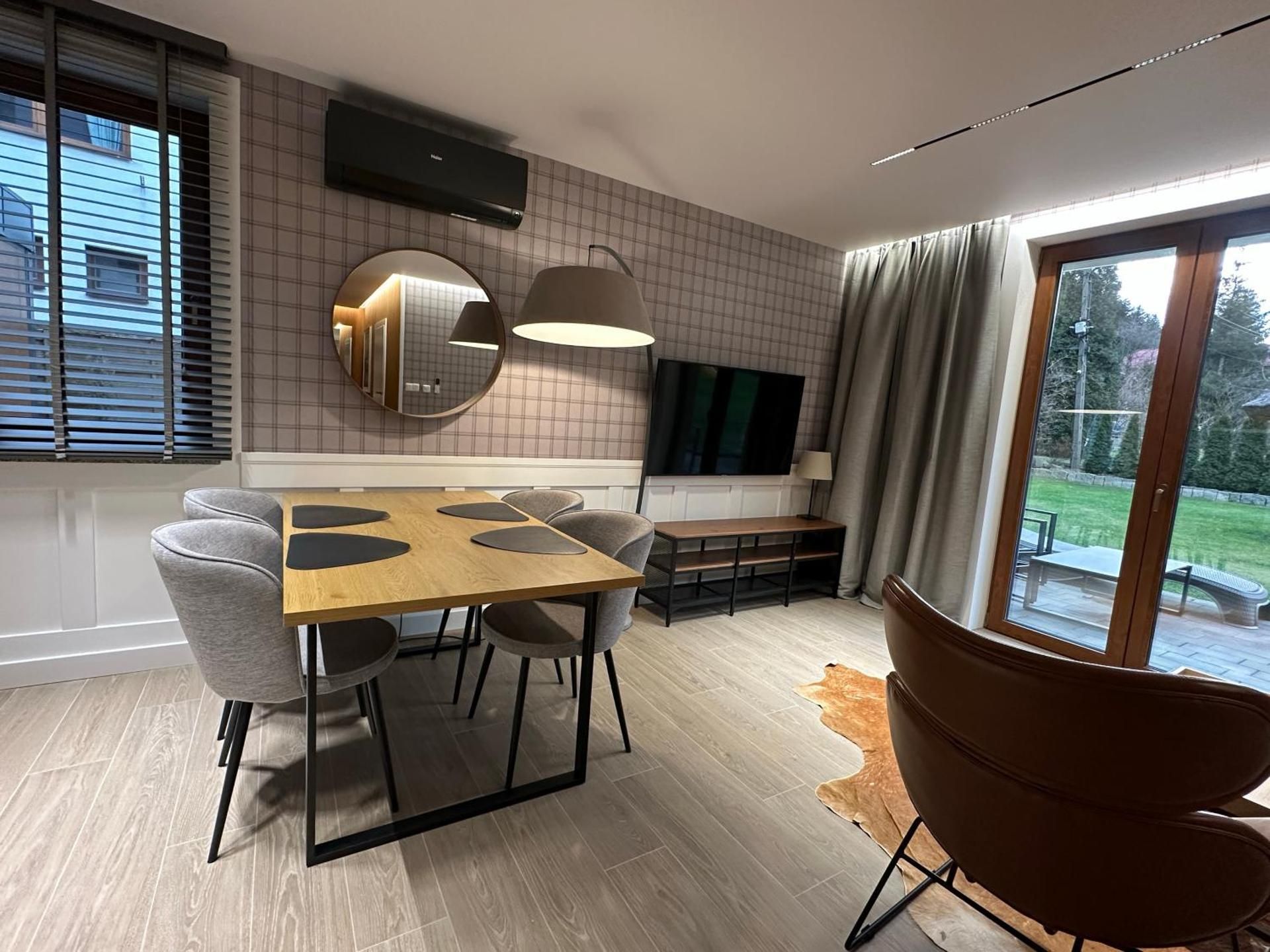 Apartment with Mountain View