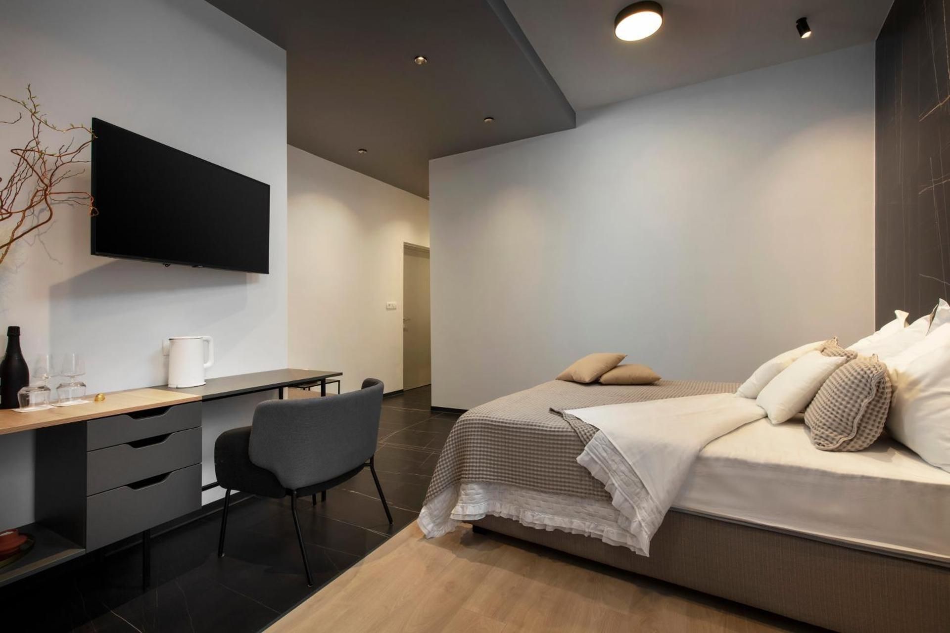 Deluxe Double Room (2 Adults + 1 Child)