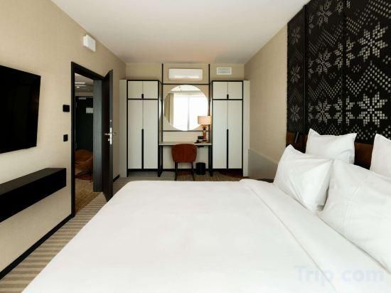 Junior Suite with 1 double bed, Sofa, balcony,extra room, mountain view