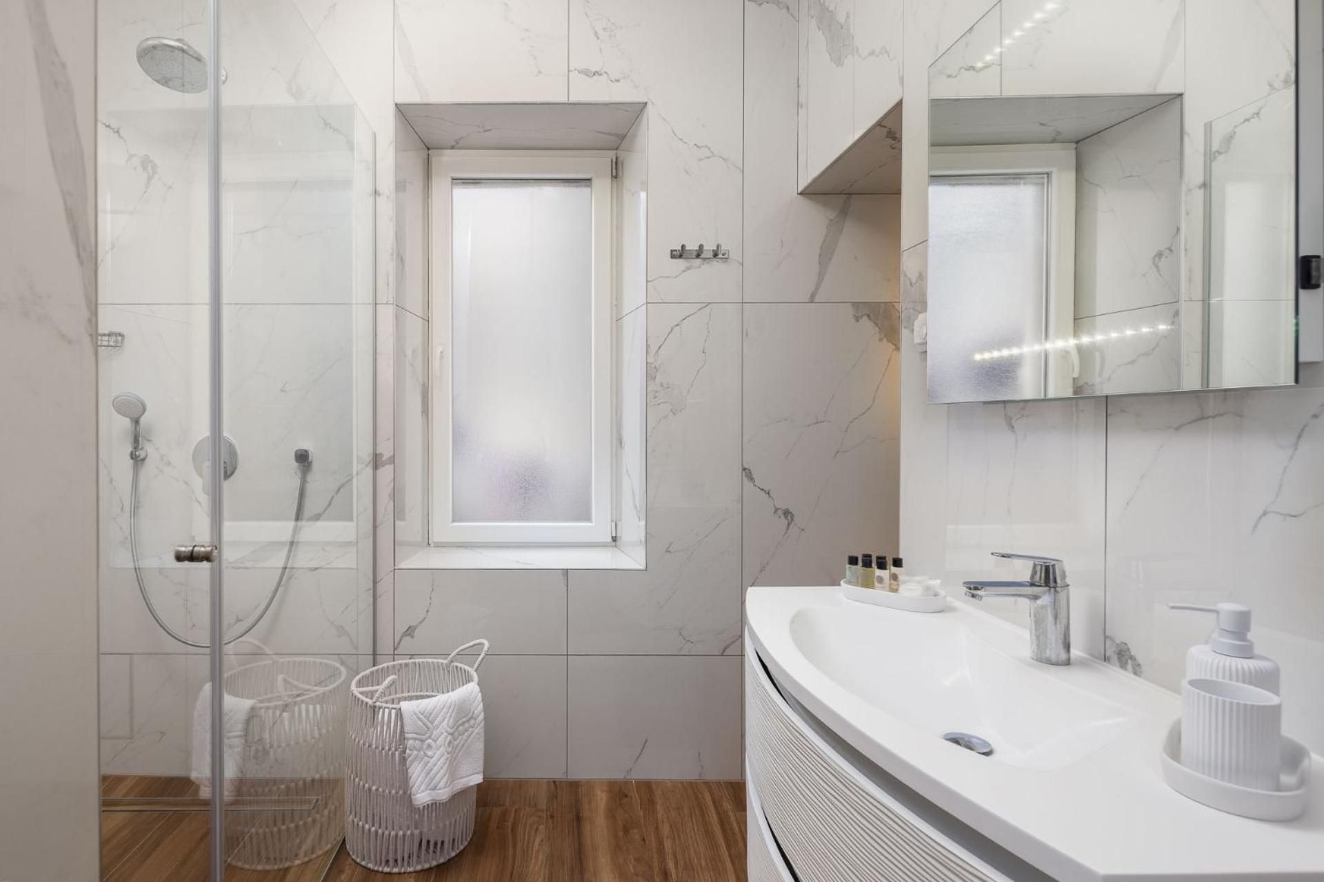 Deluxe One-Bedroom Apartment