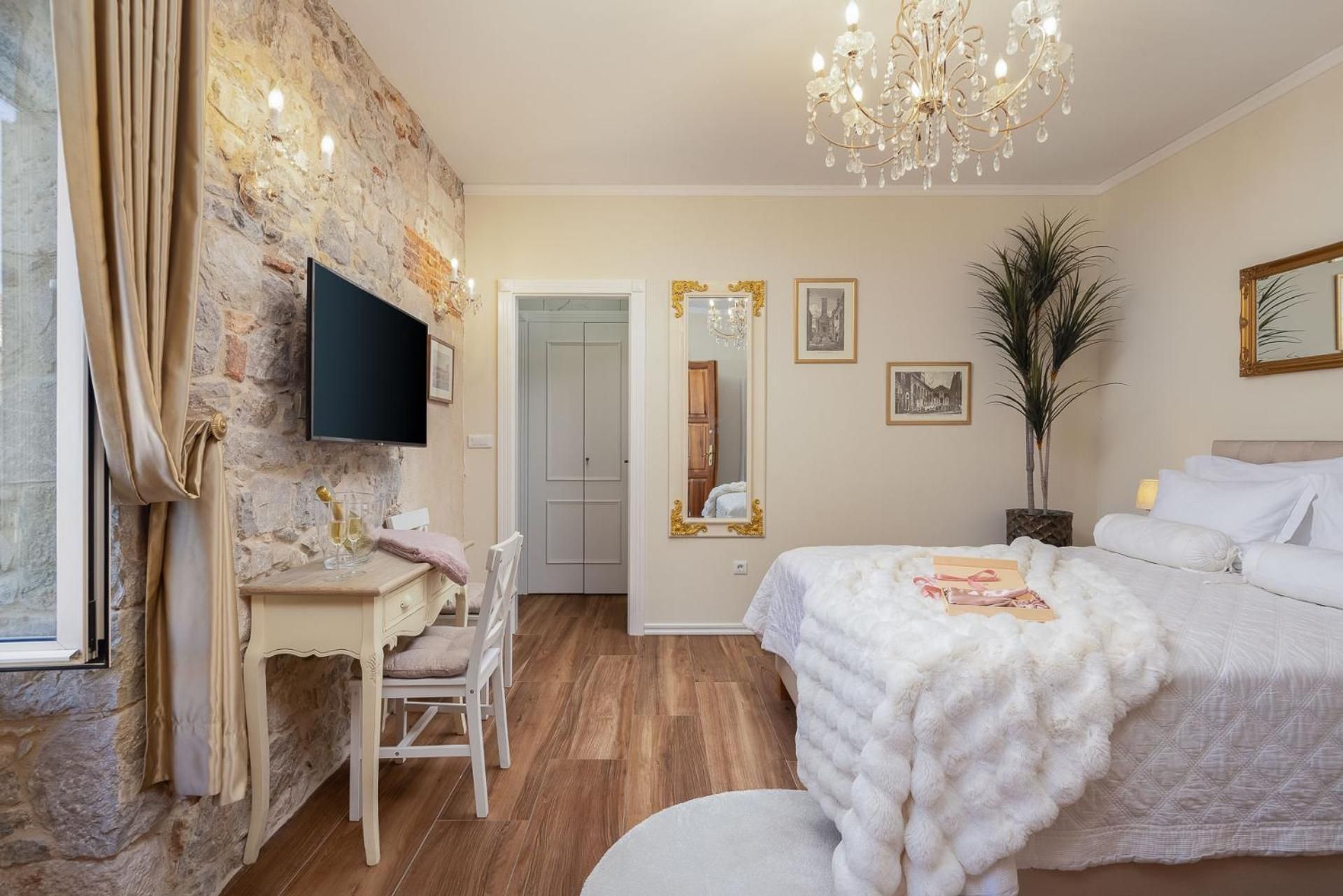 Deluxe One-Bedroom Apartment