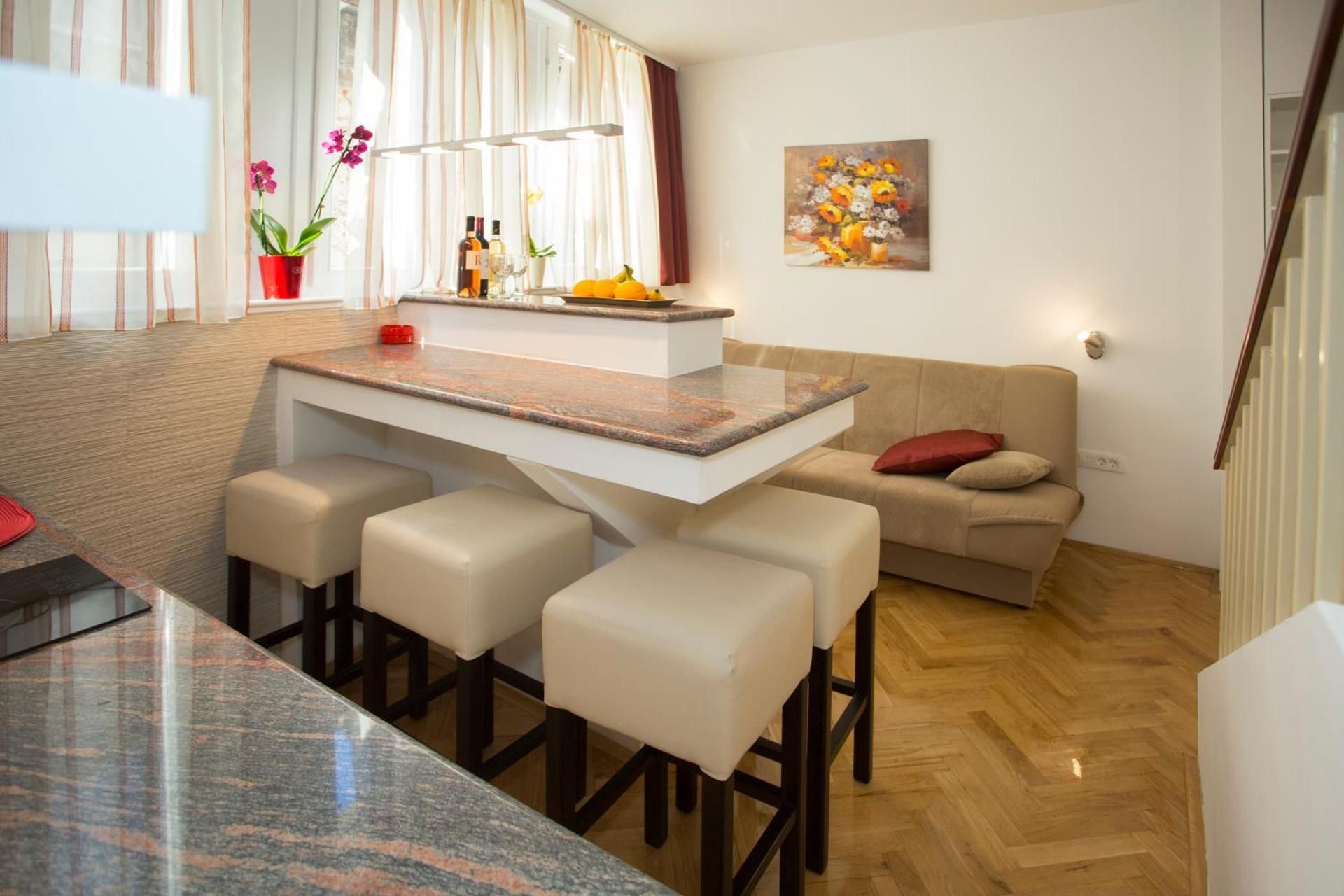 Apartment & Room Split Lea