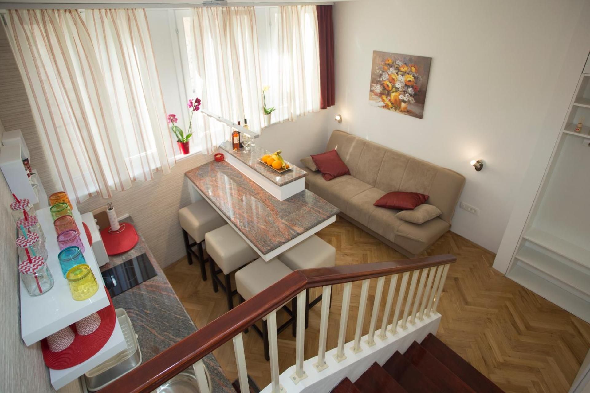 Apartment & Room Split Lea