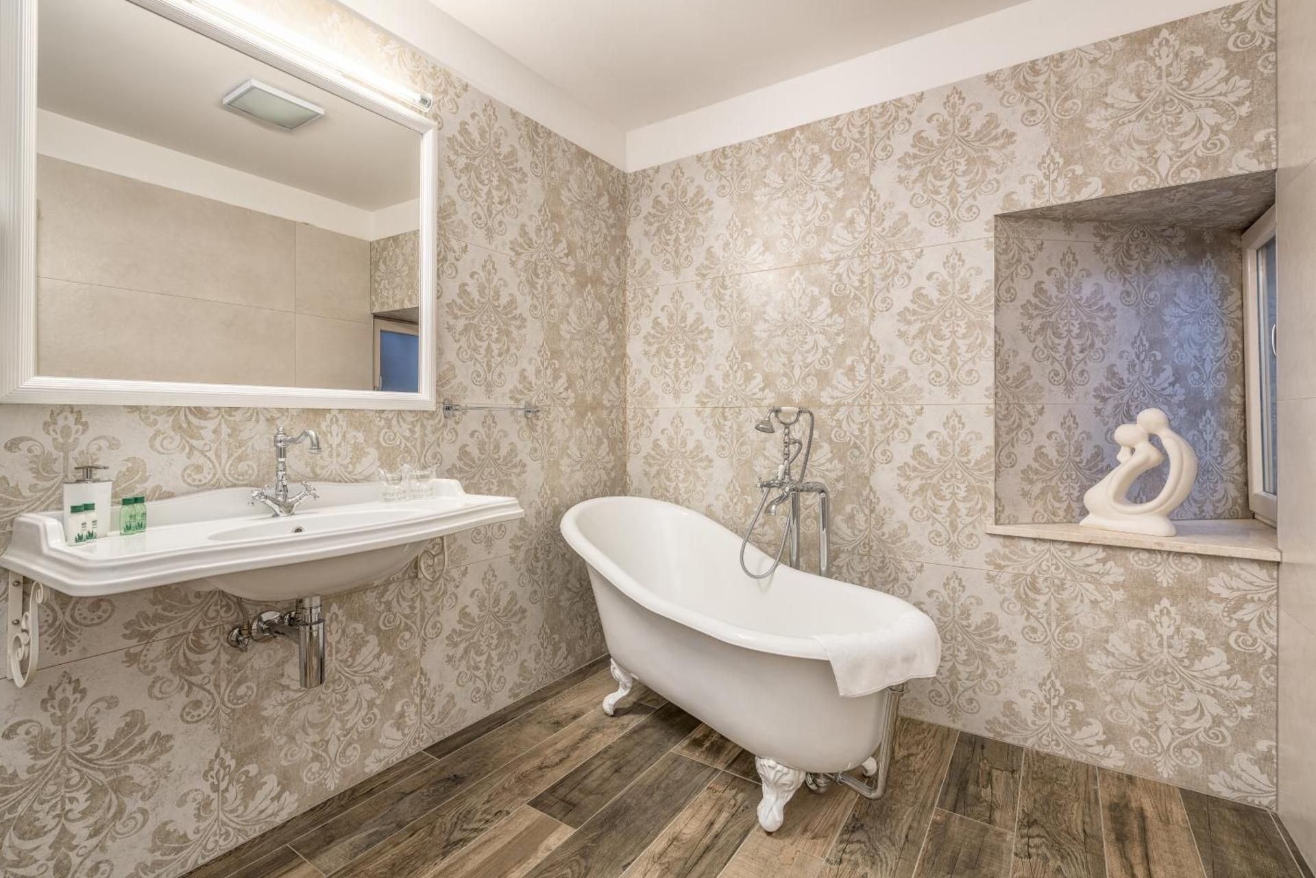 Grand Luxury Suite with King Bed