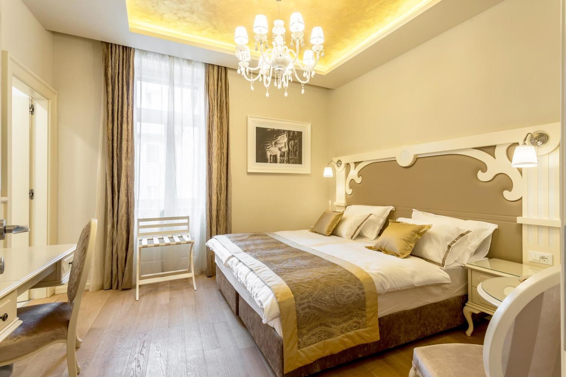 Royal Piazza Deluxe Queen Room