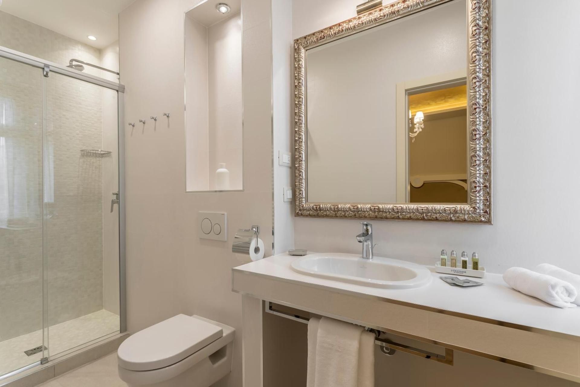 Royal Piazza Deluxe Queen Room 3