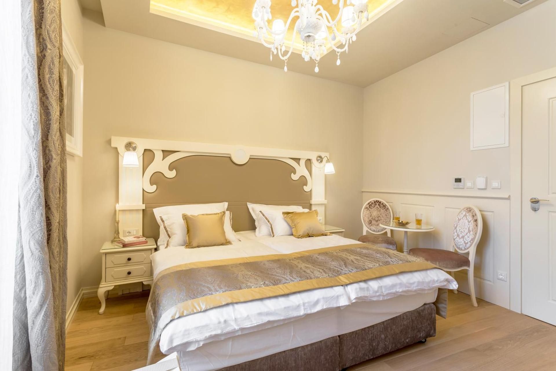 Royal Piazza Deluxe Queen Room 2