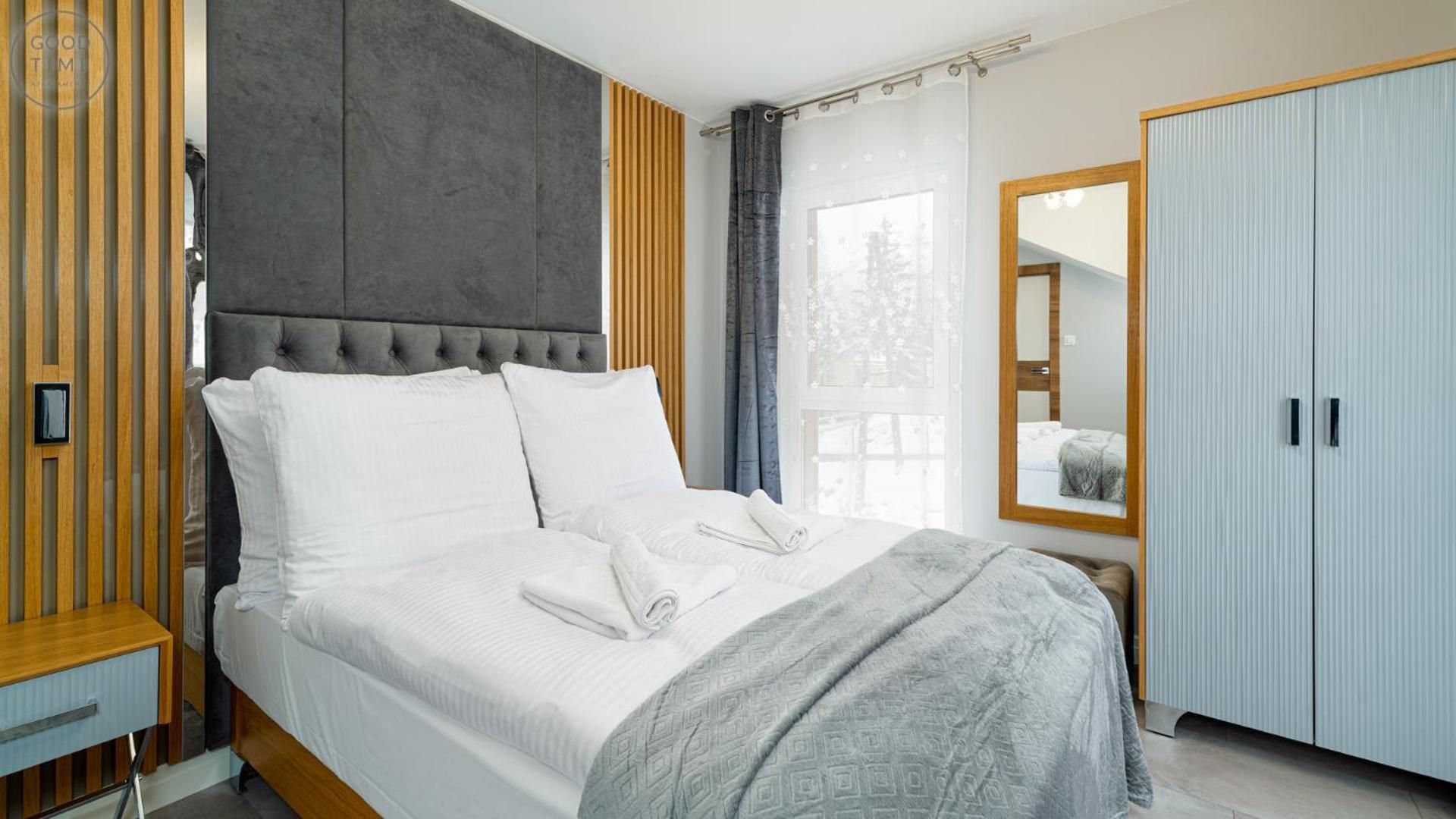 DELUXE APARTMENT