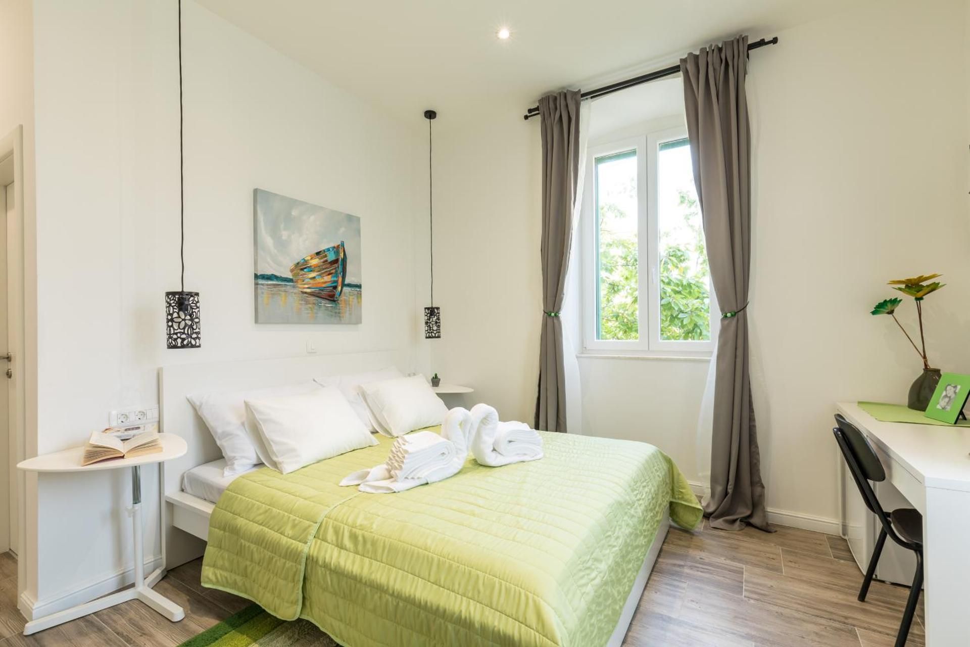 SeaBed Rooms Split Queen Room