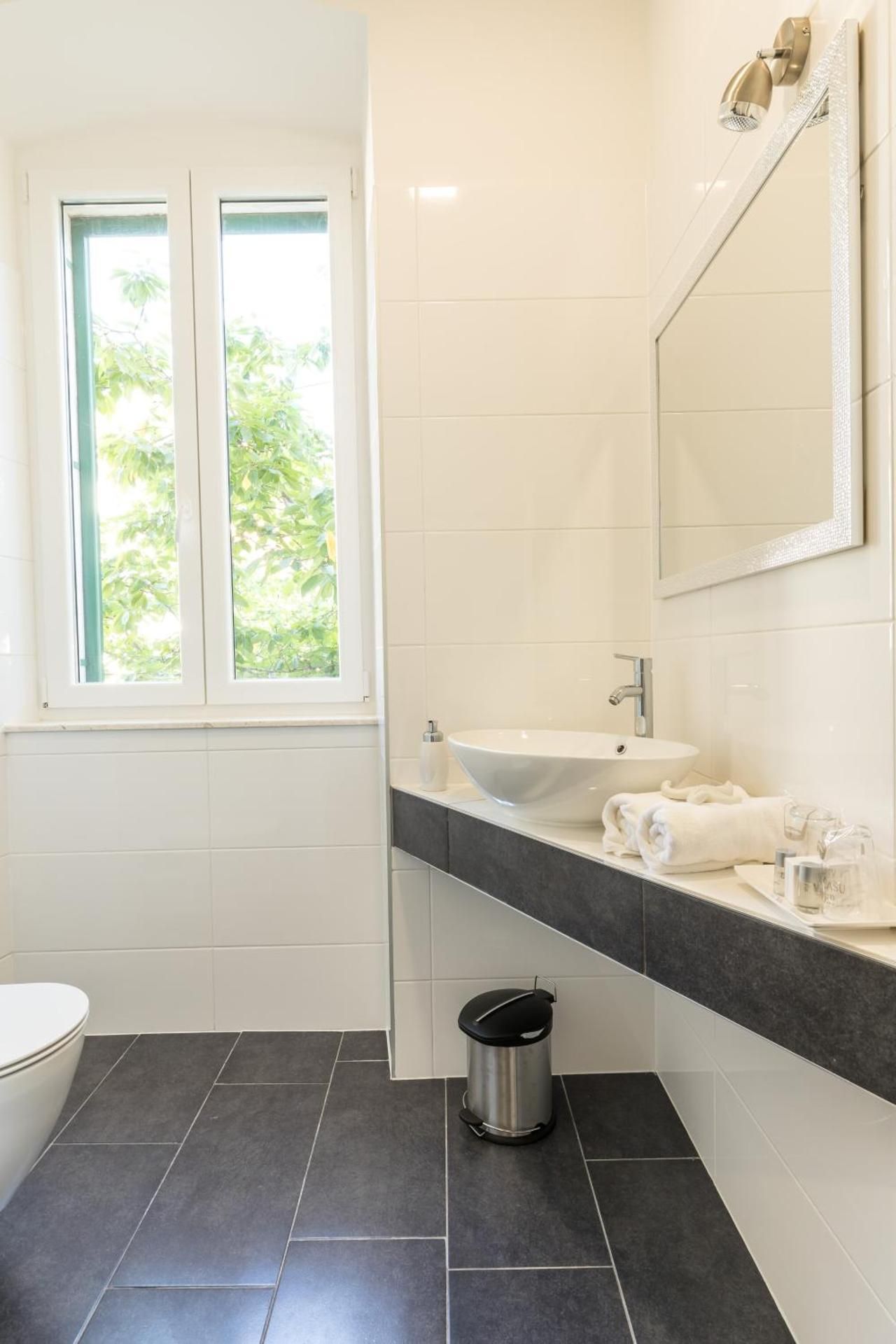 SeaBed Rooms Split Queen Room 2