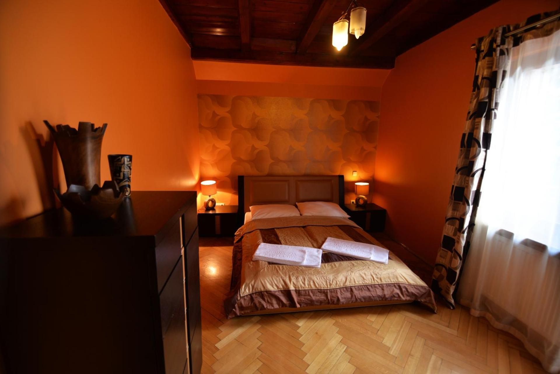 Deluxe One-Bedroom Apartment