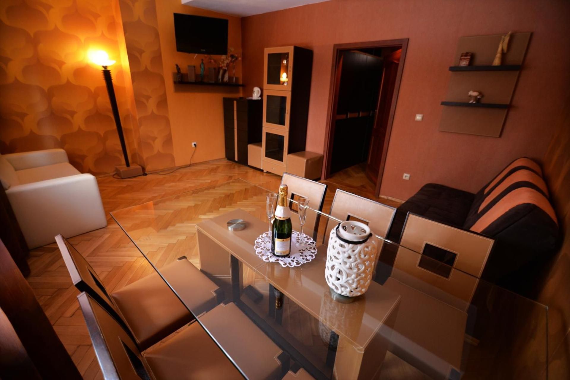 Deluxe One-Bedroom Apartment