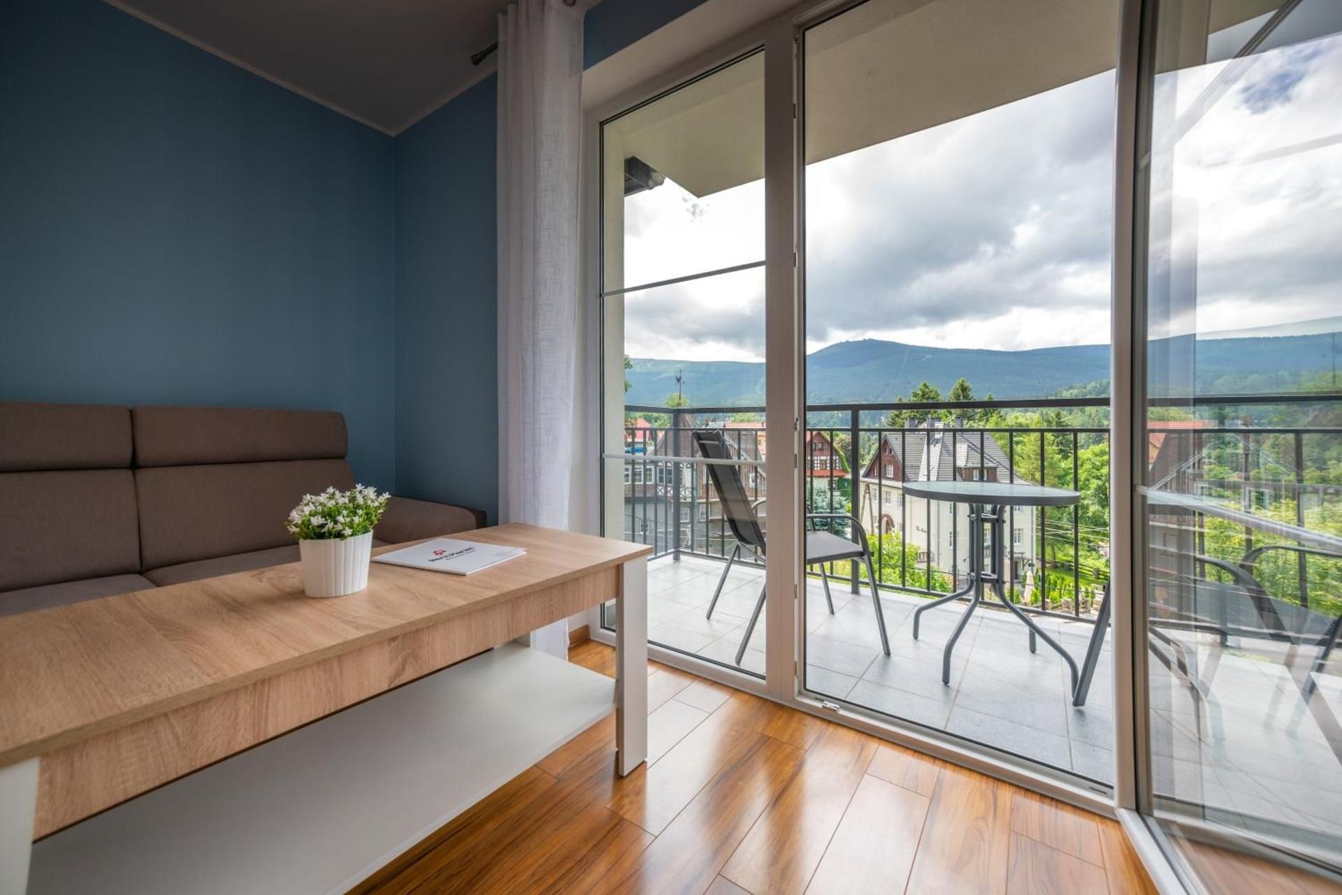 Apartment with Mountain View