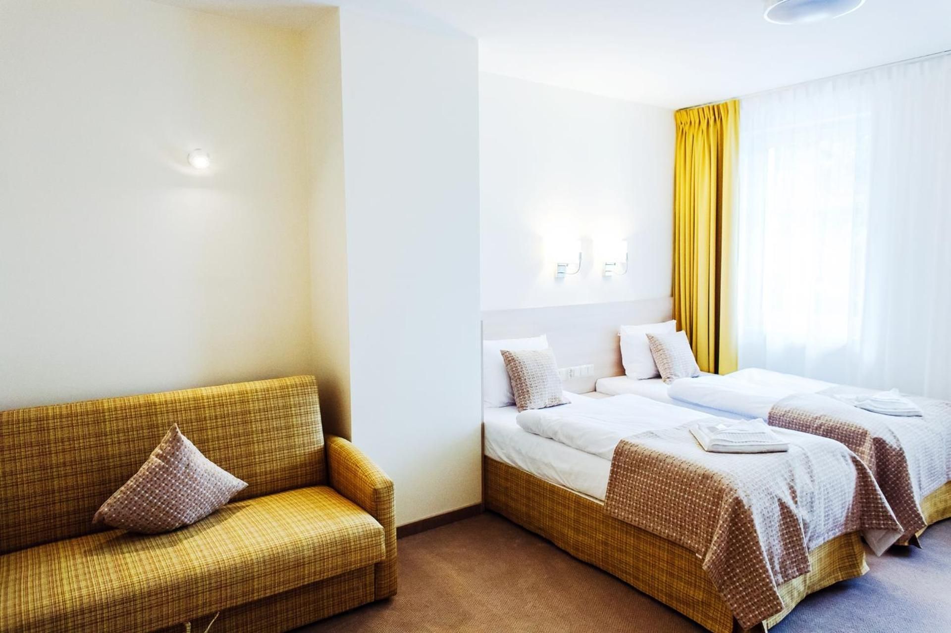 Family Room (2 Adults + 2 Children)
