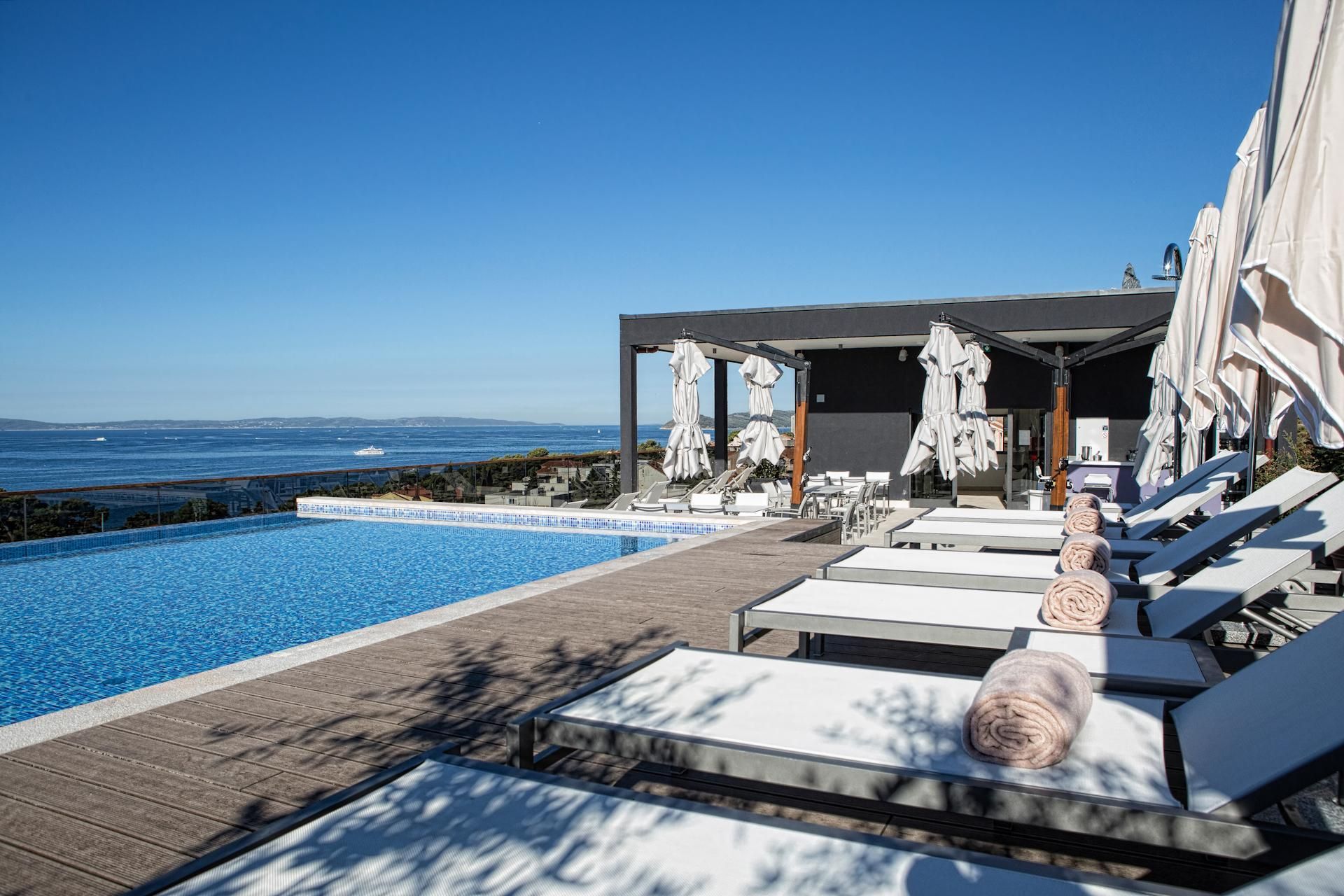 swimming pool [outdoor]