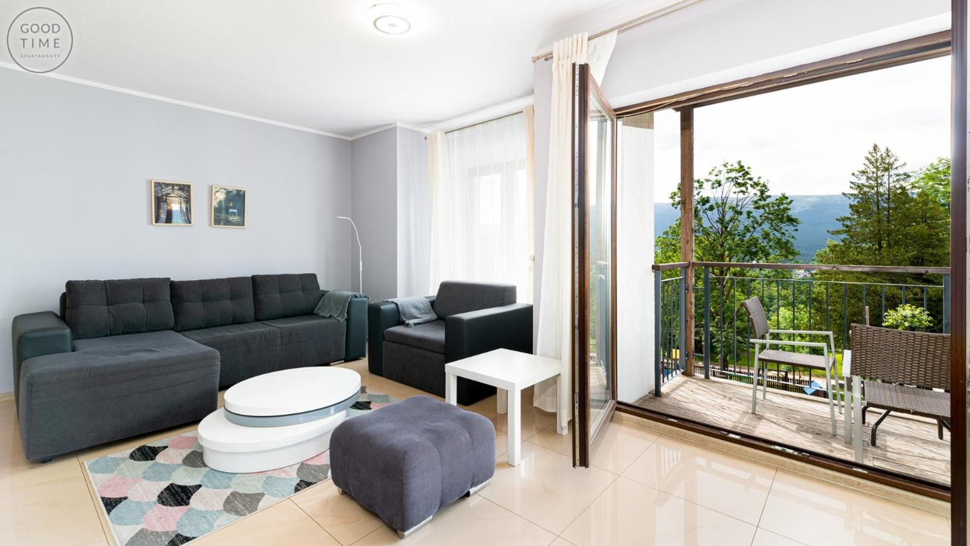 Apartment with Mountain View