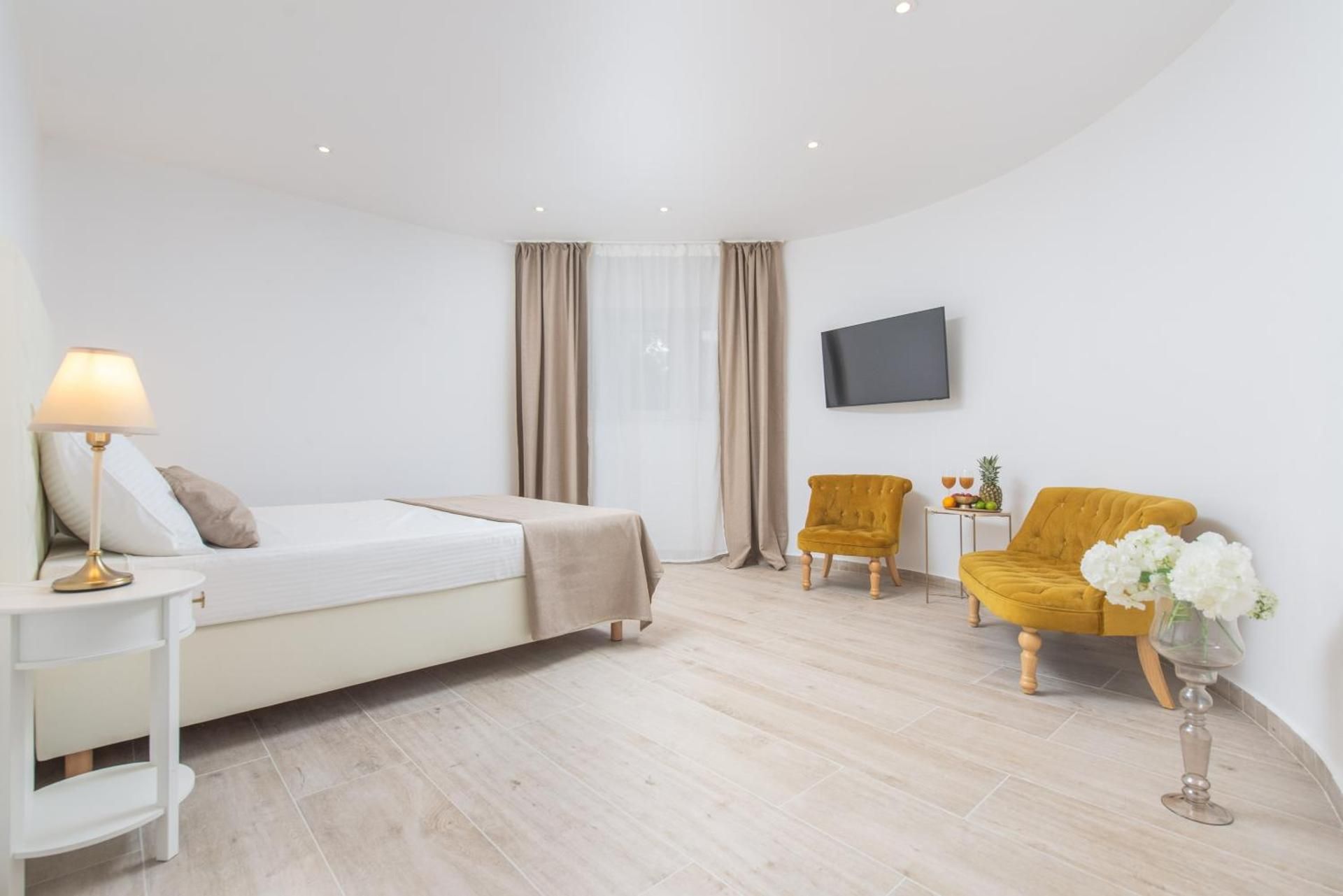 Deluxe Room (2 Adults + 1 Child)