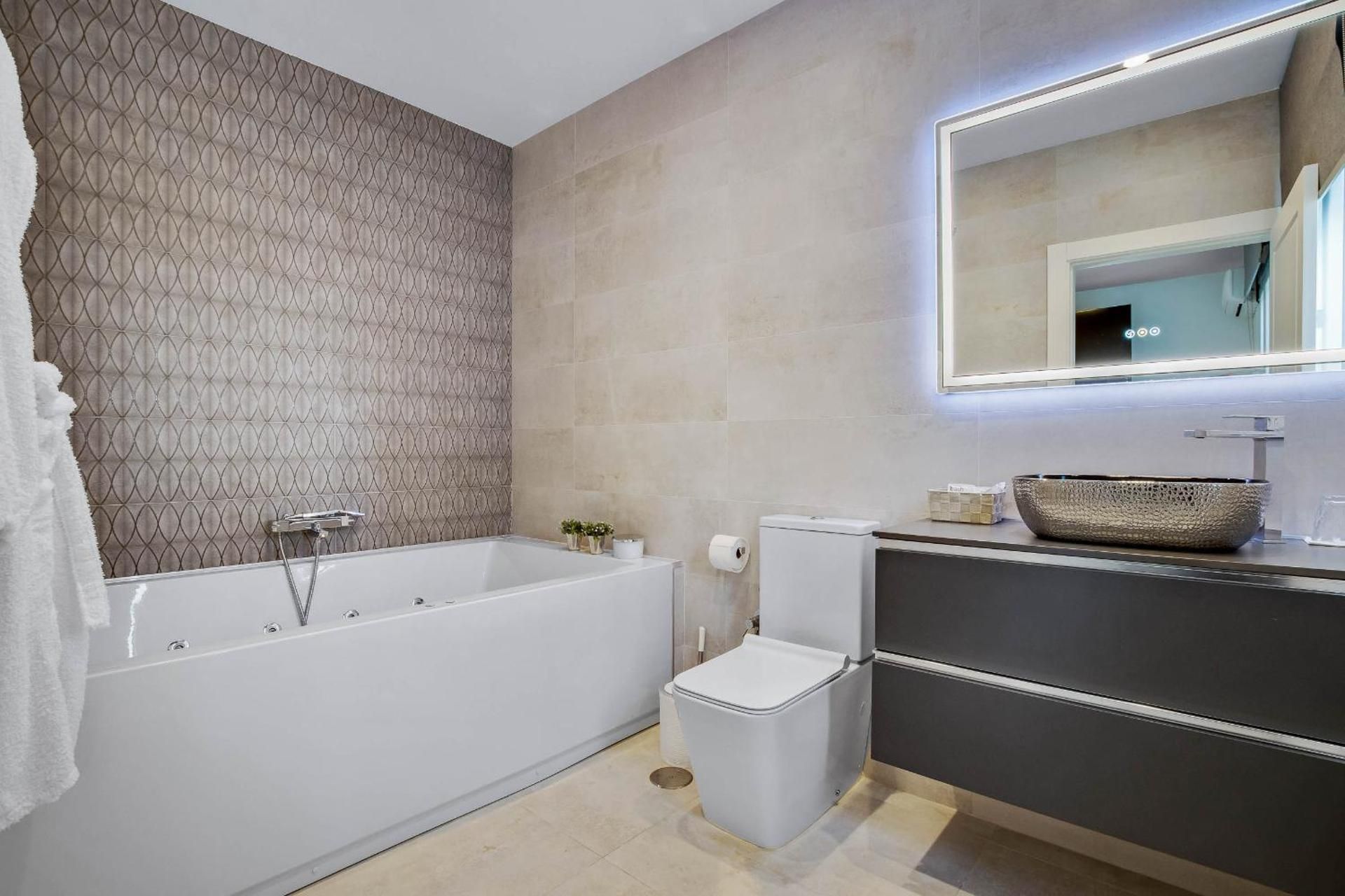Studio with Spa Bath