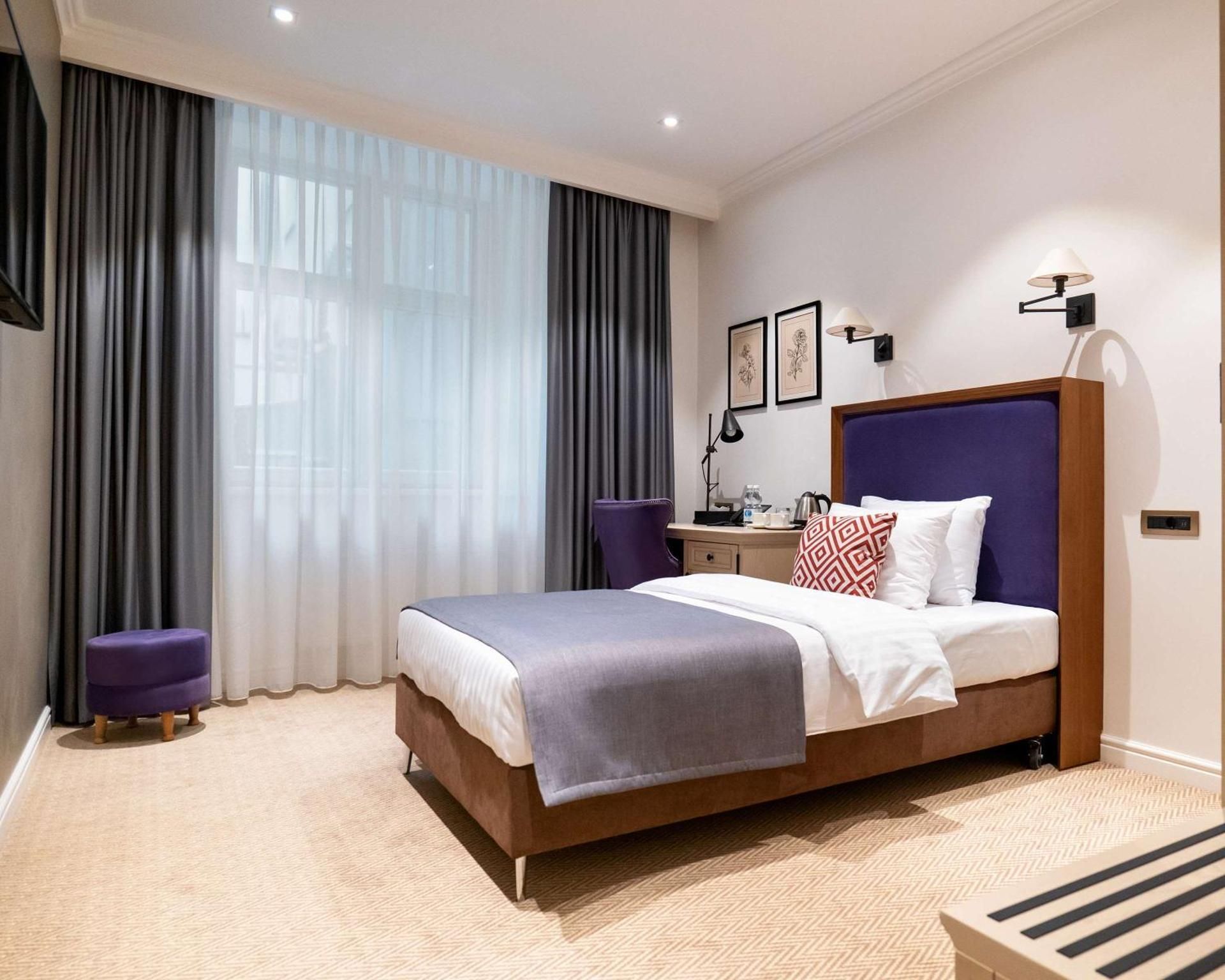 Accessibility - 1 Double, Roll-in Shower, Standard Room, Air Conditioning, Nonsmoking