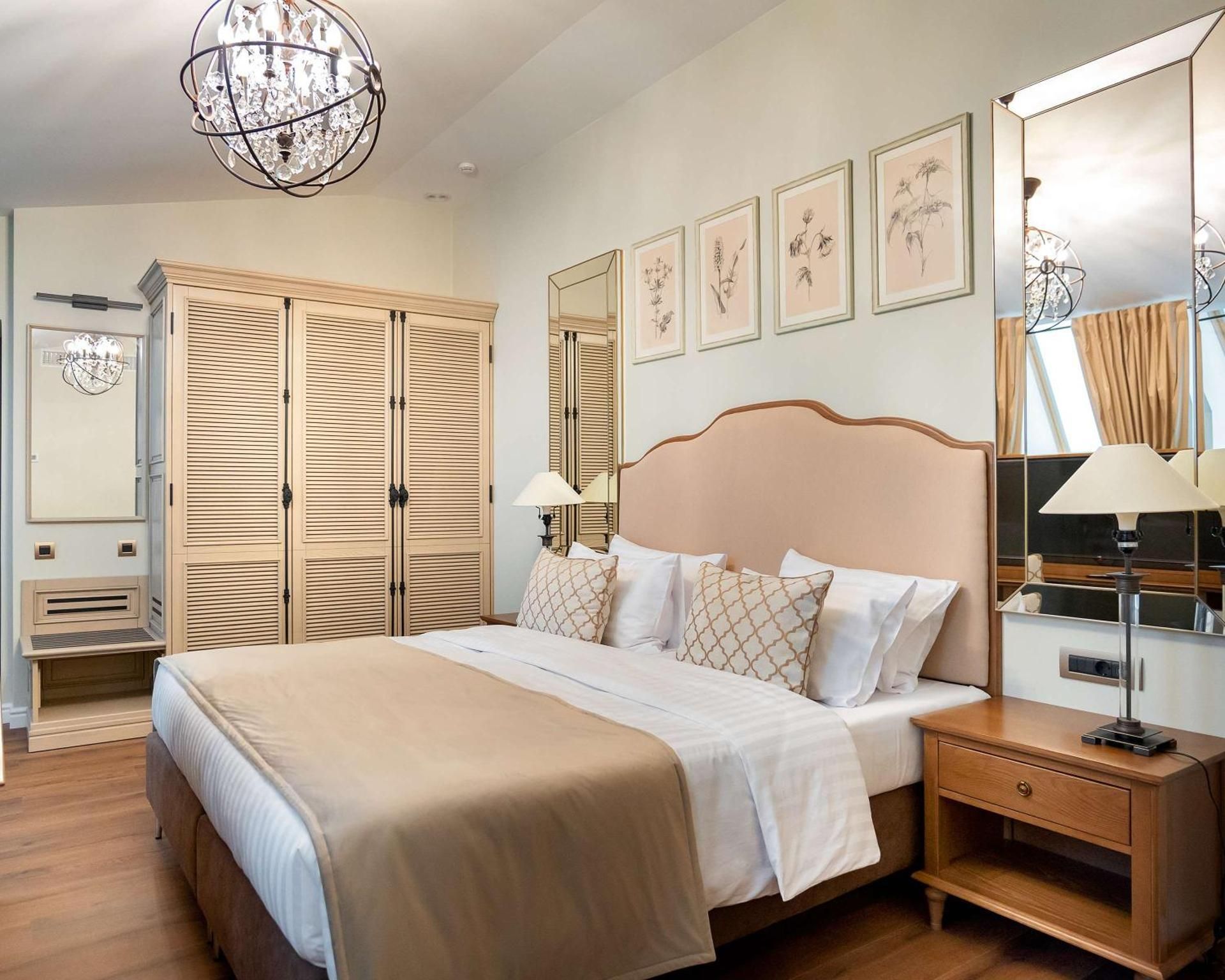 Suite - 1 King Bed, Nonsmoking, Deluxe Room, Living Room, 2 Bathrooms, Bathtub, Air Conditioning