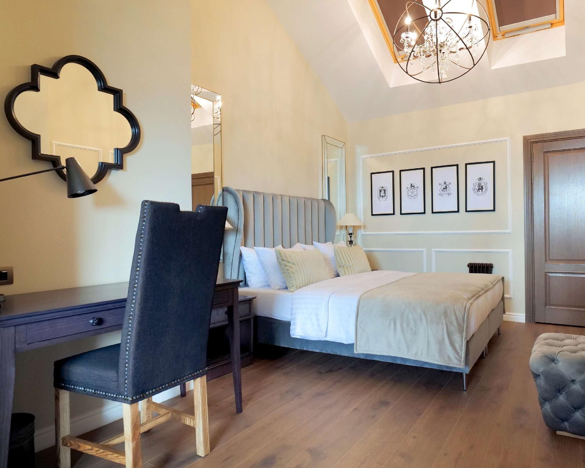 Suite - 1 King Bed, Nonsmoking, Living Room, Terrace, Decorative Fireplace, Bathtub